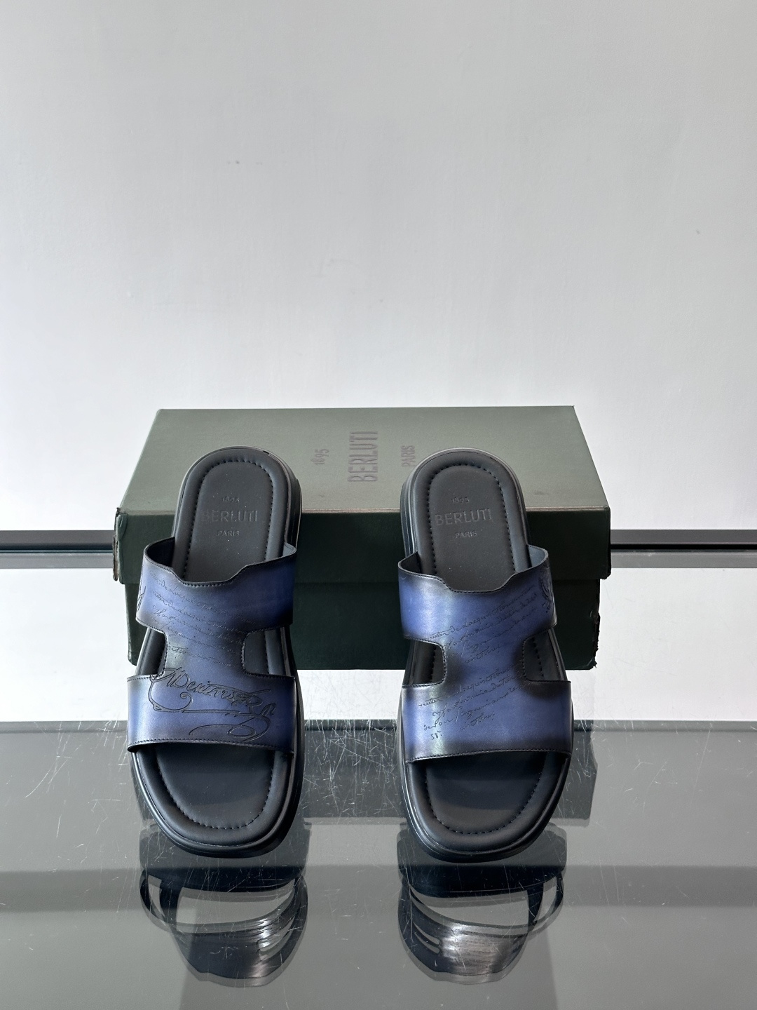 berlut*男士凉鞋🩴拖鞋🥿，鞋面采用光滑皮革，搭配品牌标志性图案，辨识度超高✨。橡胶鞋底，防滑又舒适