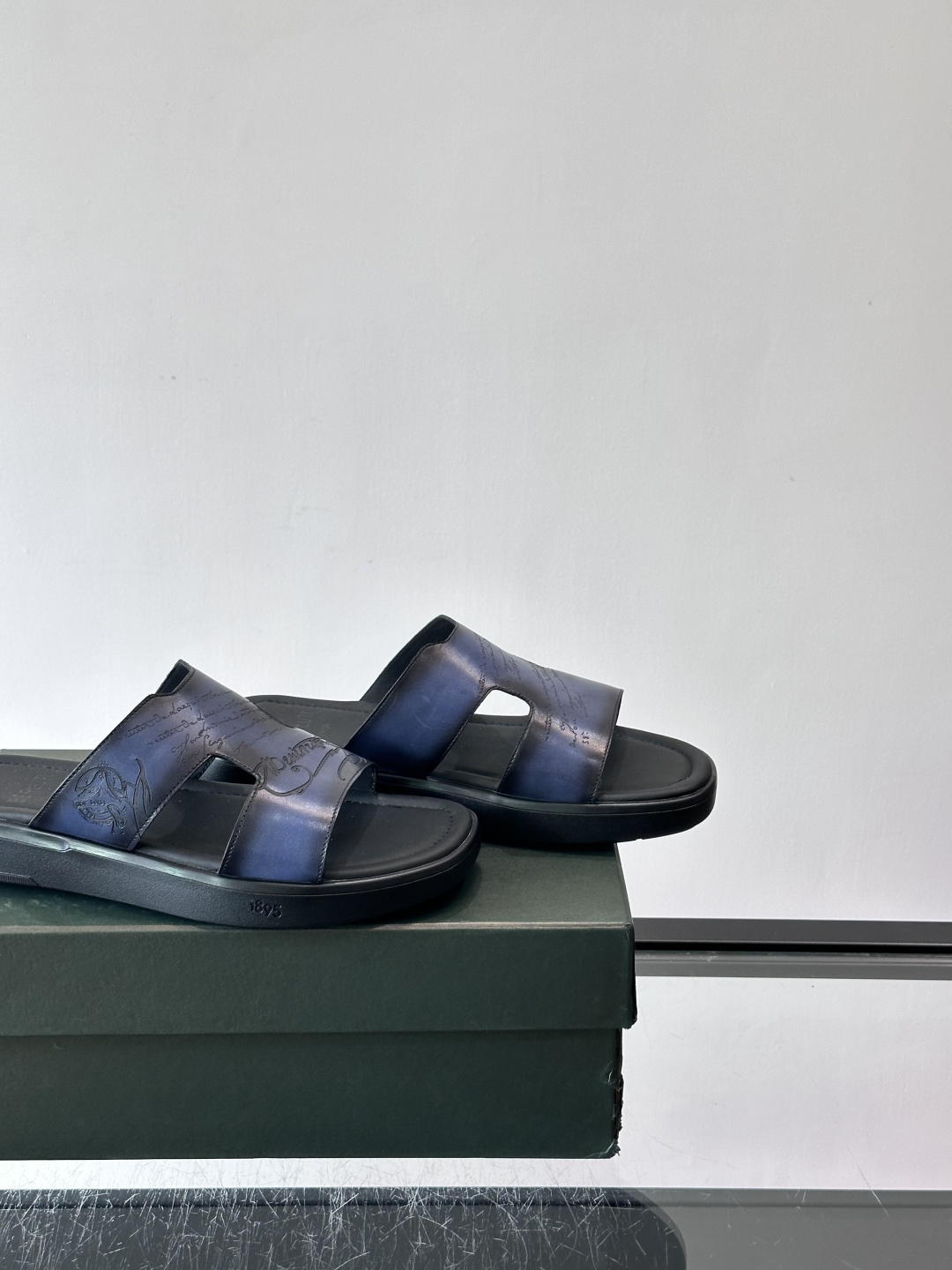 berlut*男士凉鞋🩴拖鞋🥿，鞋面采用光滑皮革，搭配品牌标志性图案，辨识度超高✨。橡胶鞋底，防滑又舒适