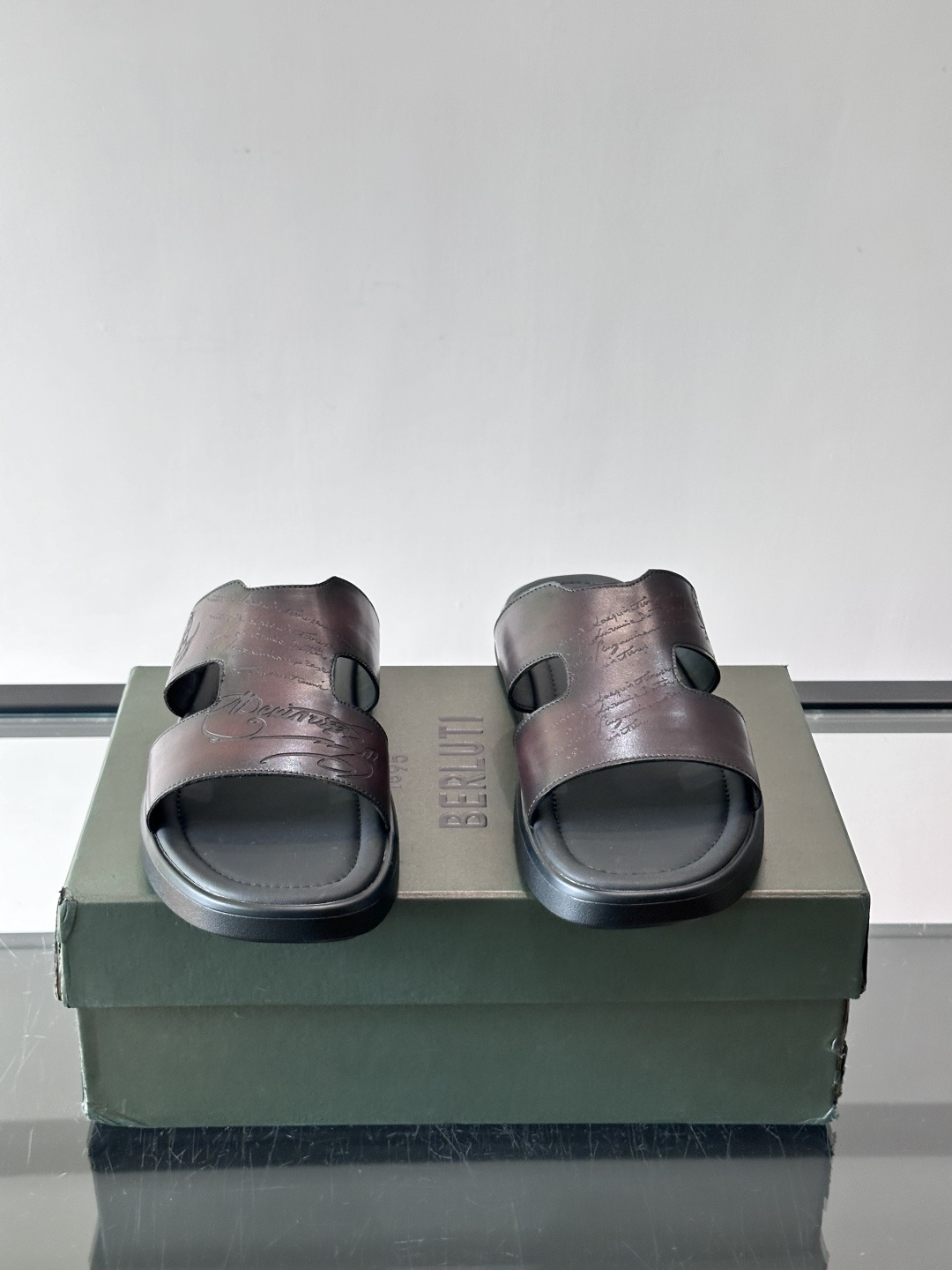 berlut*男士凉鞋🩴拖鞋🥿，鞋面采用光滑皮革，搭配品牌标志性图案，辨识度超高✨。橡胶鞋底，防滑又舒适