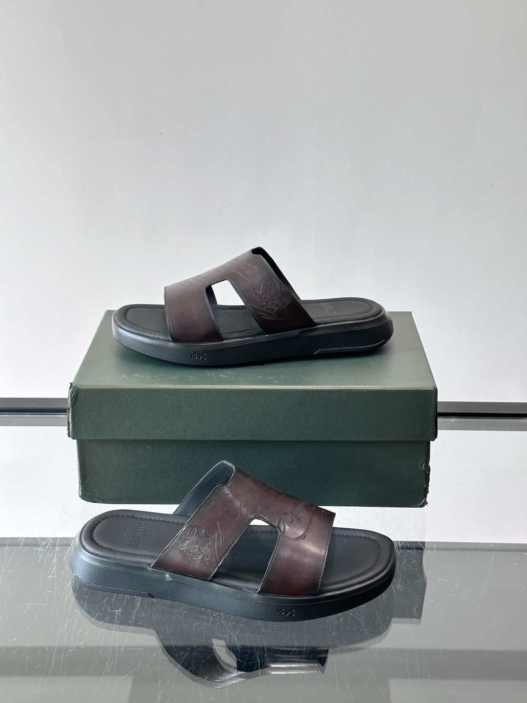 berlut*男士凉鞋🩴拖鞋🥿，鞋面采用光滑皮革，搭配品牌标志性图案，辨识度超高✨。橡胶鞋底，防滑又舒适