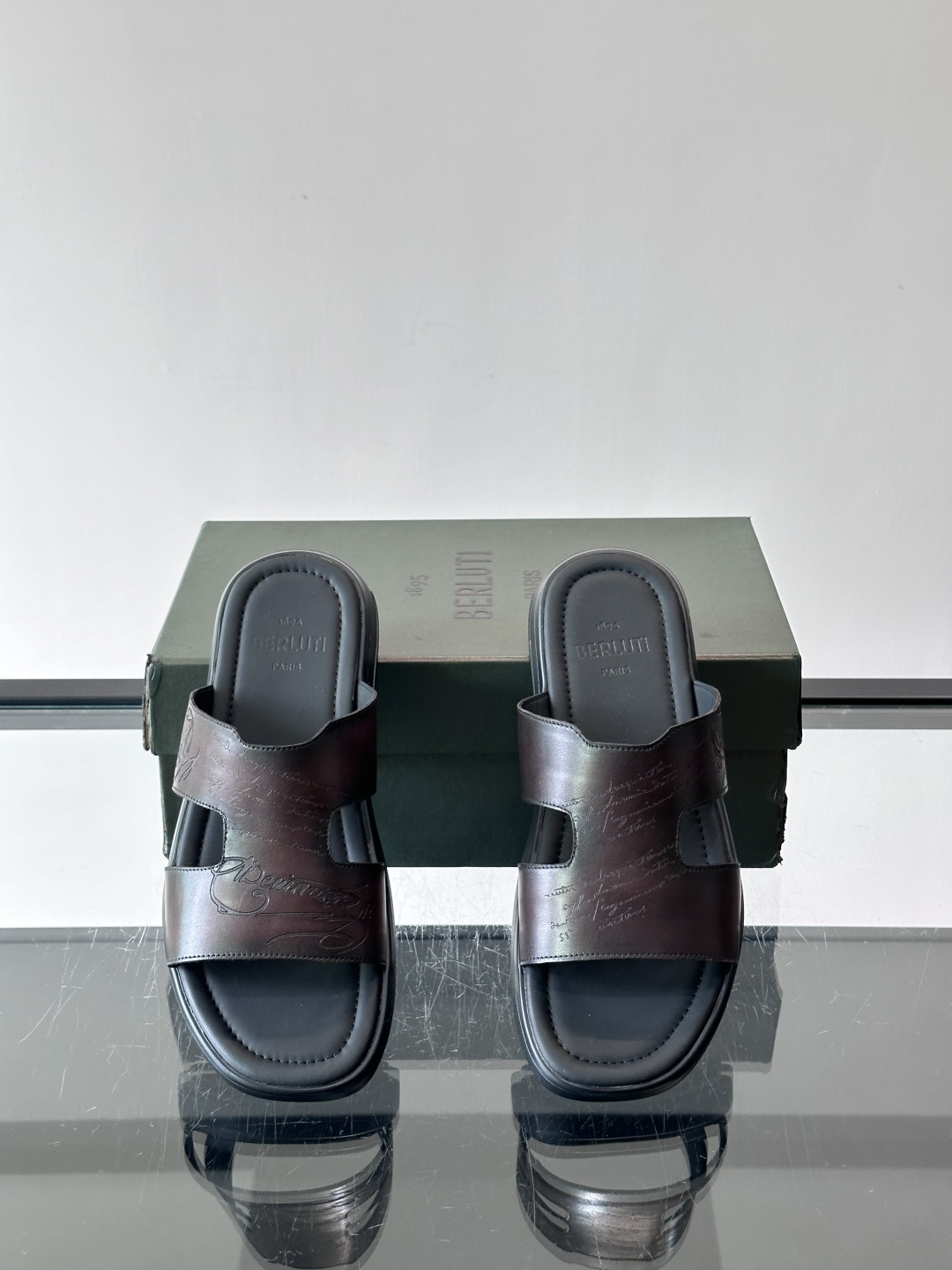 berlut*男士凉鞋🩴拖鞋🥿，鞋面采用光滑皮革，搭配品牌标志性图案，辨识度超高✨。橡胶鞋底，防滑又舒适