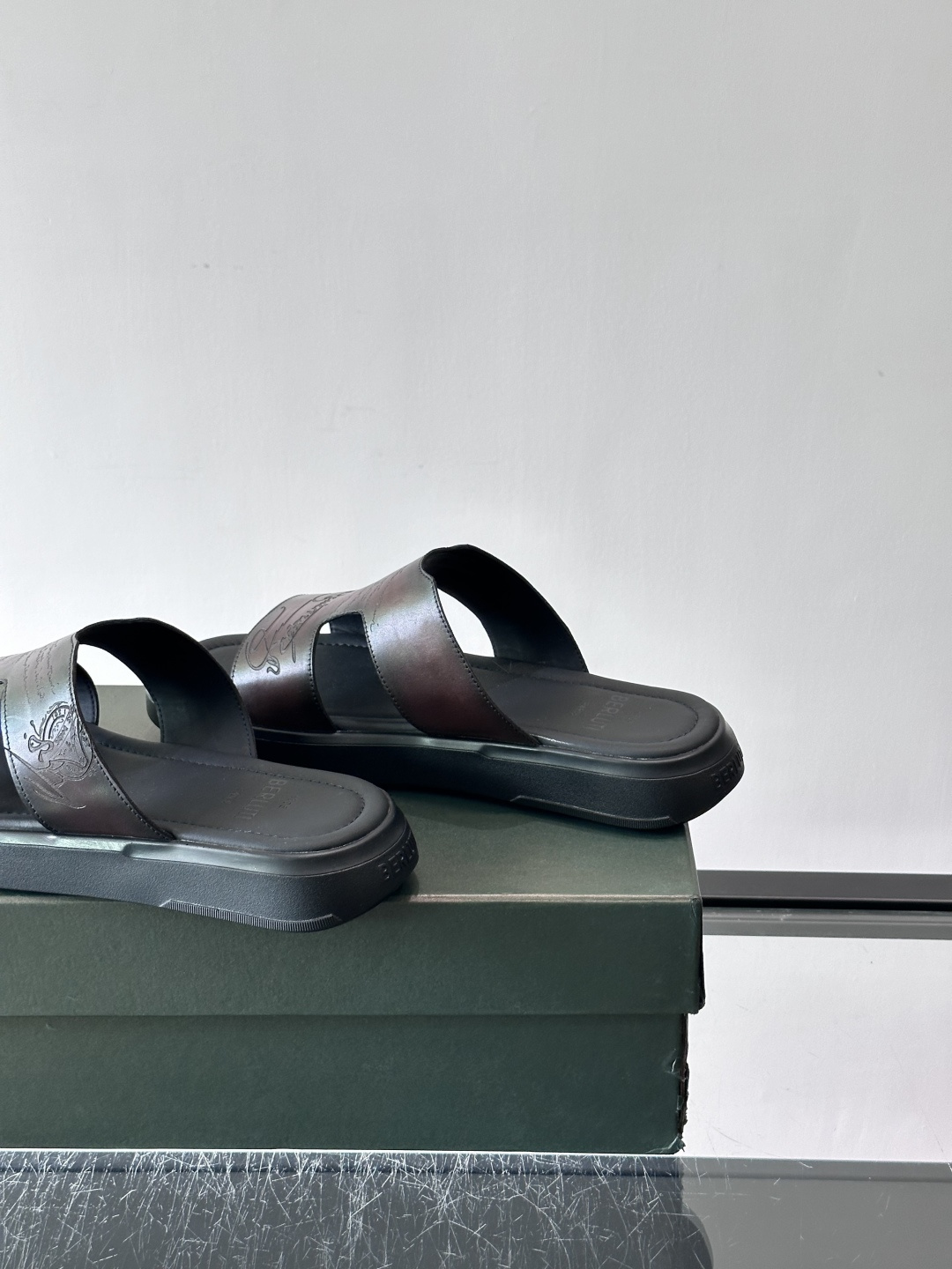 berlut*男士凉鞋🩴拖鞋🥿，鞋面采用光滑皮革，搭配品牌标志性图案，辨识度超高✨。橡胶鞋底，防滑又舒适