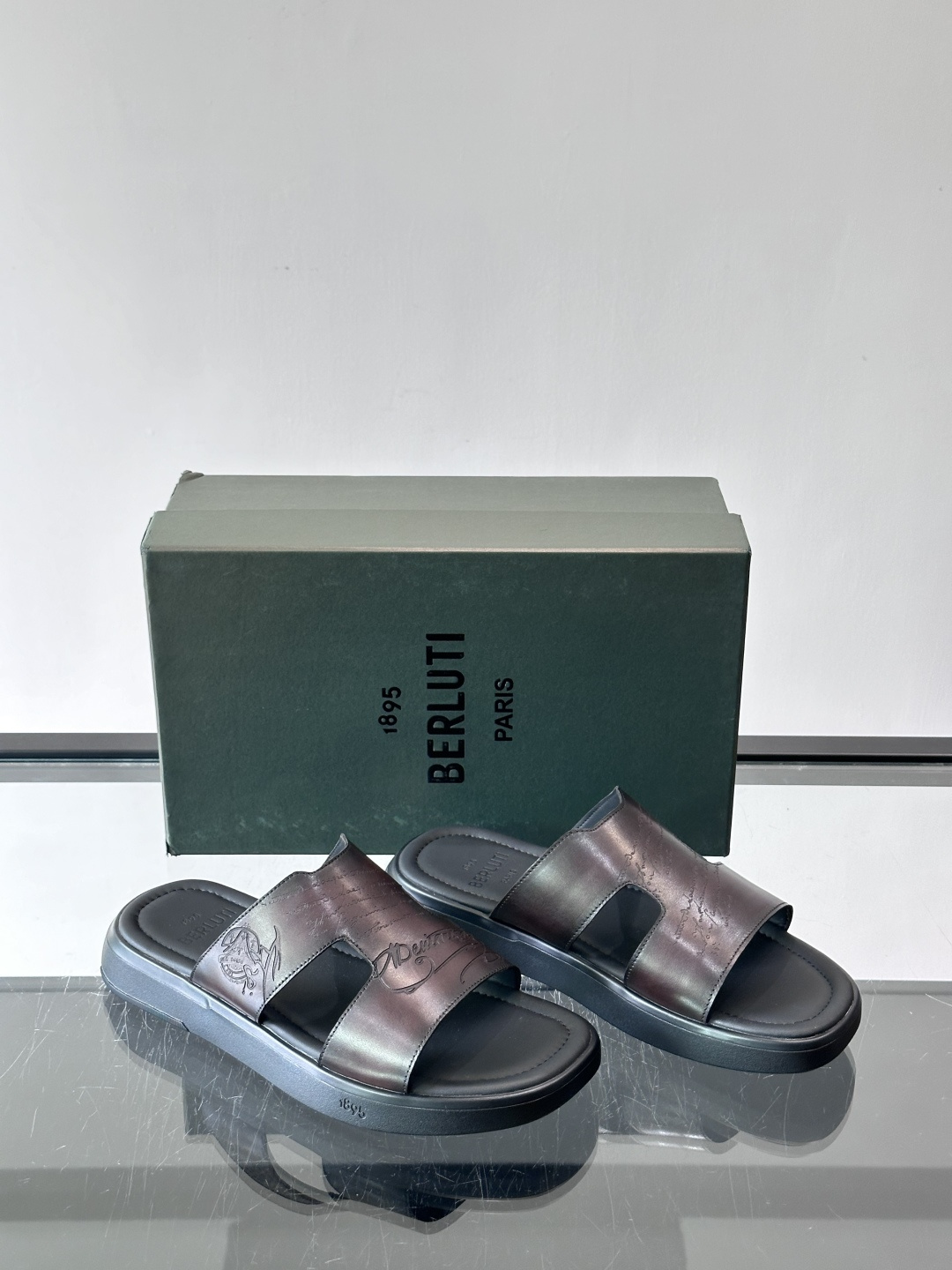berlut*男士凉鞋🩴拖鞋🥿，鞋面采用光滑皮革，搭配品牌标志性图案，辨识度超高✨。橡胶鞋底，防滑又舒适