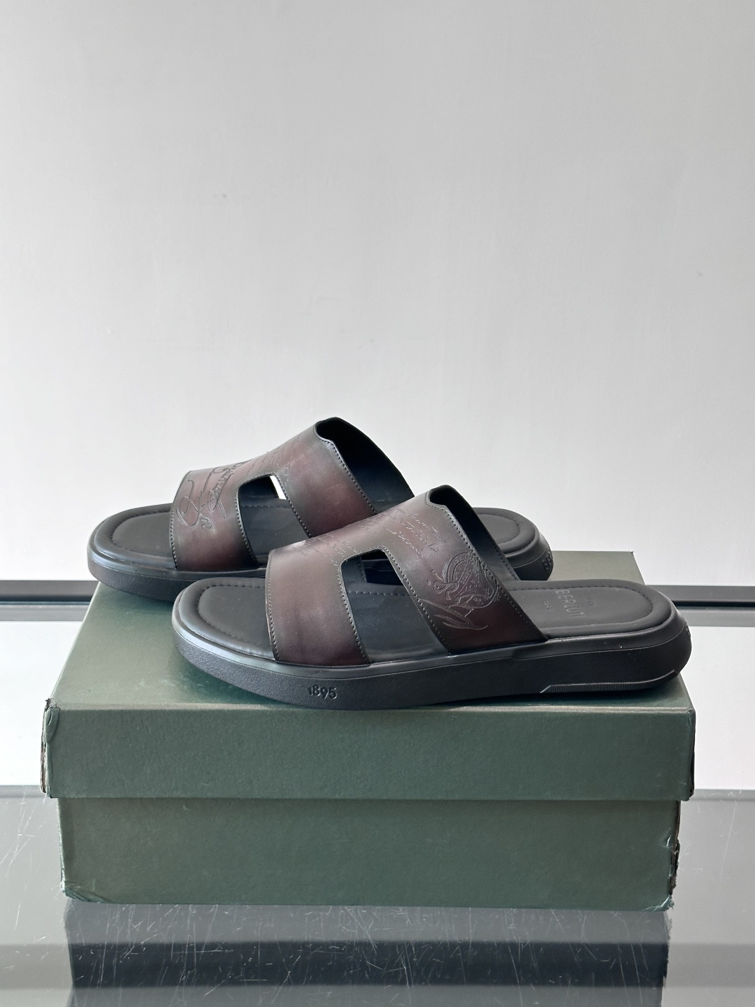 berlut*男士凉鞋🩴拖鞋🥿，鞋面采用光滑皮革，搭配品牌标志性图案，辨识度超高✨。橡胶鞋底，防滑又舒适