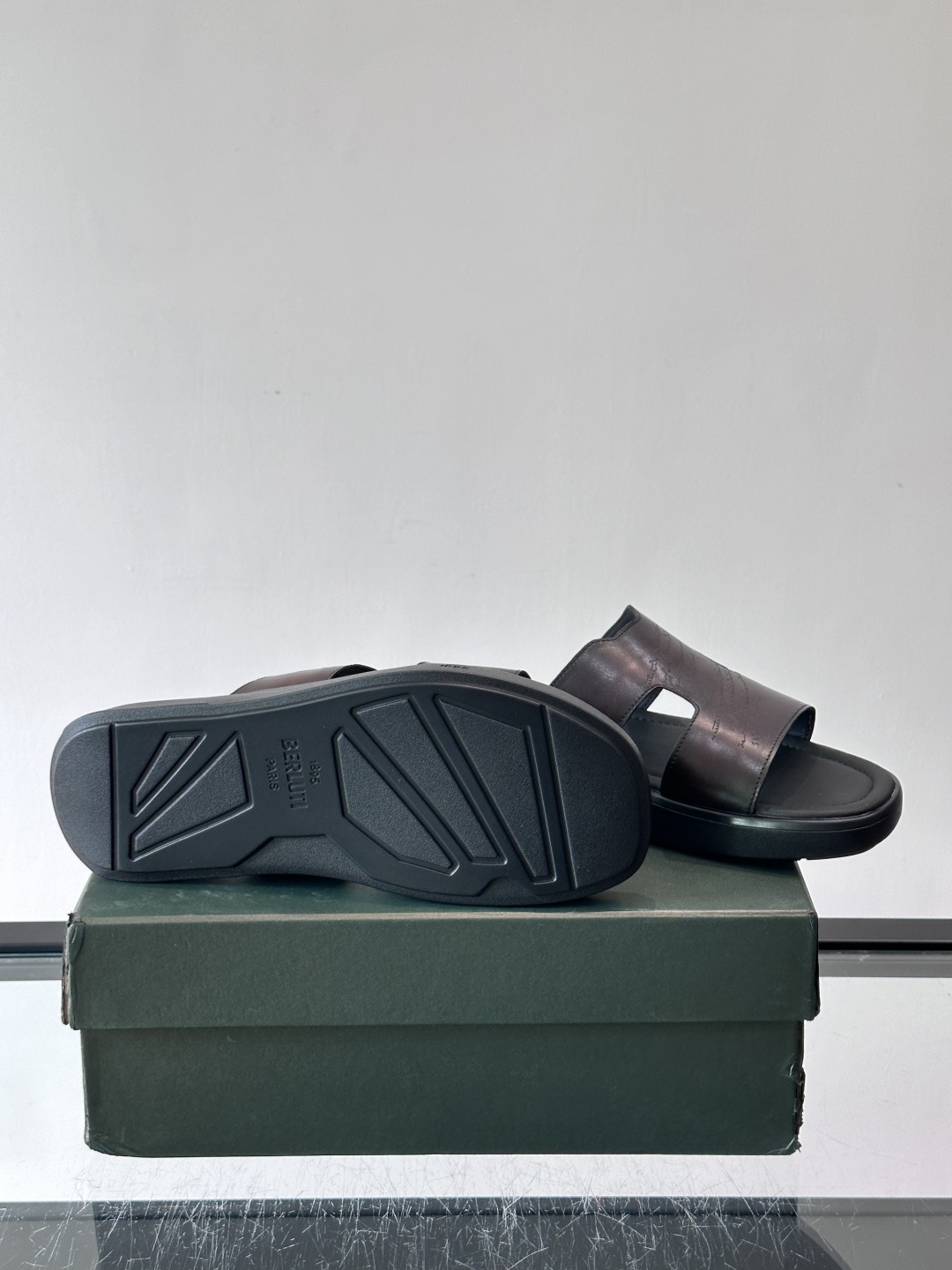 berlut*男士凉鞋🩴拖鞋🥿，鞋面采用光滑皮革，搭配品牌标志性图案，辨识度超高✨。橡胶鞋底，防滑又舒适