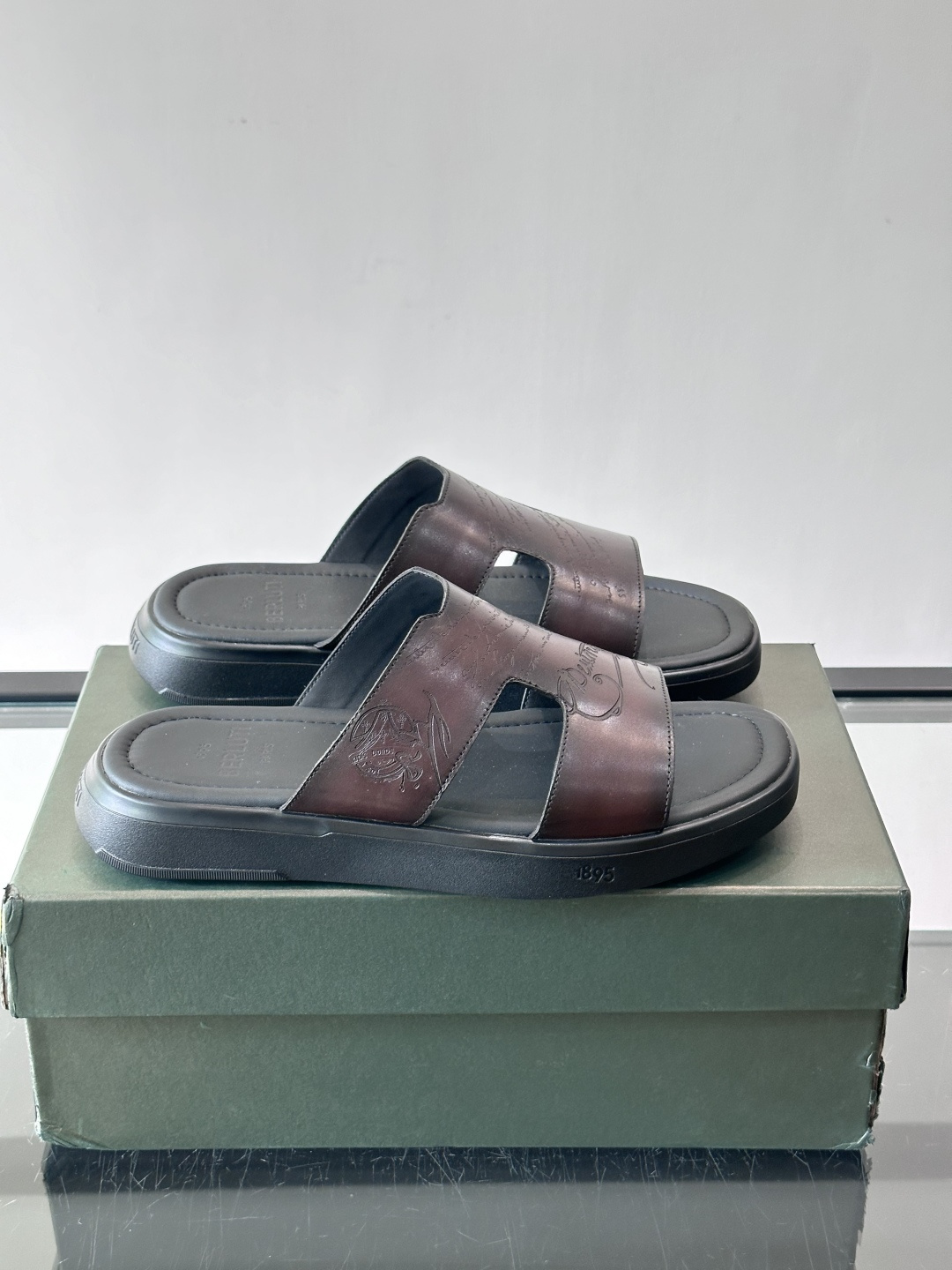 berlut*男士凉鞋🩴拖鞋🥿，鞋面采用光滑皮革，搭配品牌标志性图案，辨识度超高✨。橡胶鞋底，防滑又舒适