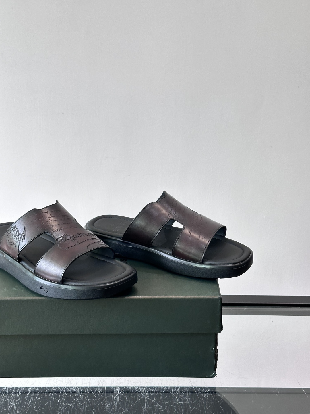 berlut*男士凉鞋🩴拖鞋🥿，鞋面采用光滑皮革，搭配品牌标志性图案，辨识度超高✨。橡胶鞋底，防滑又舒适