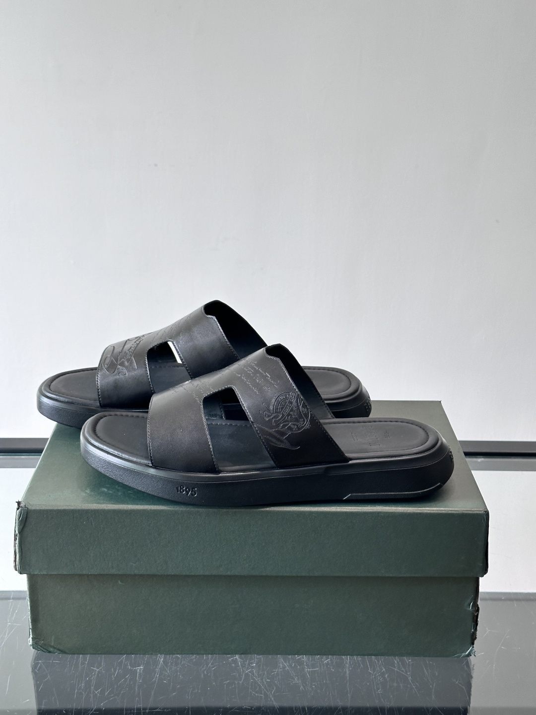 berlut*男士凉鞋🩴拖鞋🥿，鞋面采用光滑皮革，搭配品牌标志性图案，辨识度超高✨。橡胶鞋底，防滑又舒适