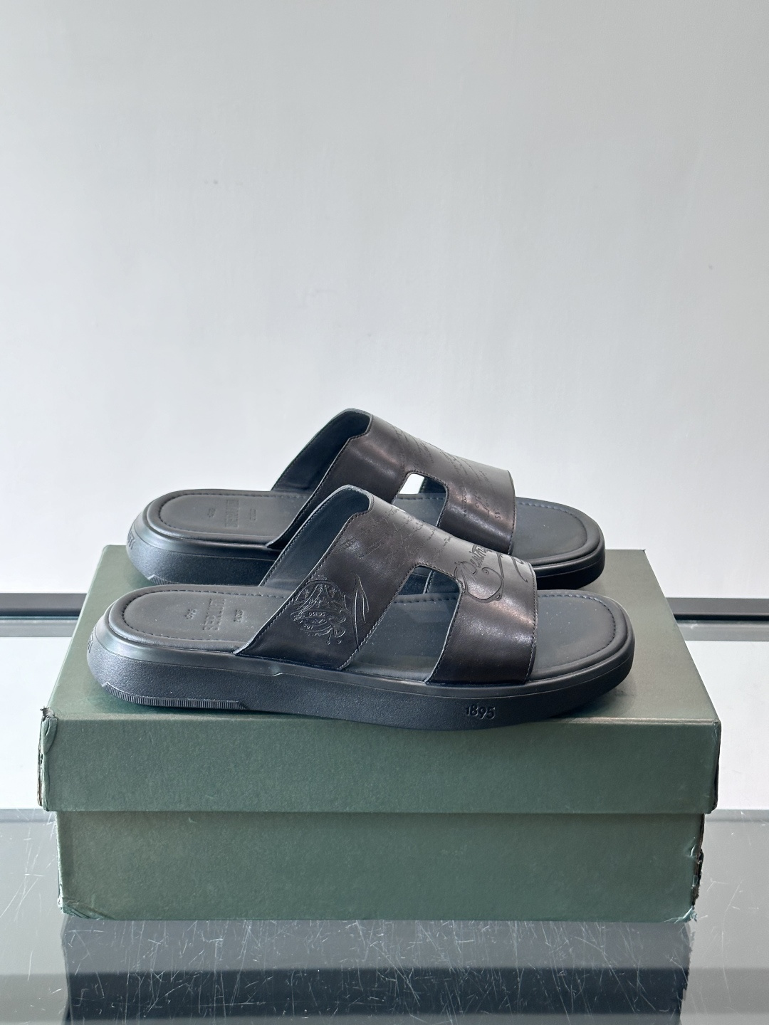 berlut*男士凉鞋🩴拖鞋🥿，鞋面采用光滑皮革，搭配品牌标志性图案，辨识度超高✨。橡胶鞋底，防滑又舒适