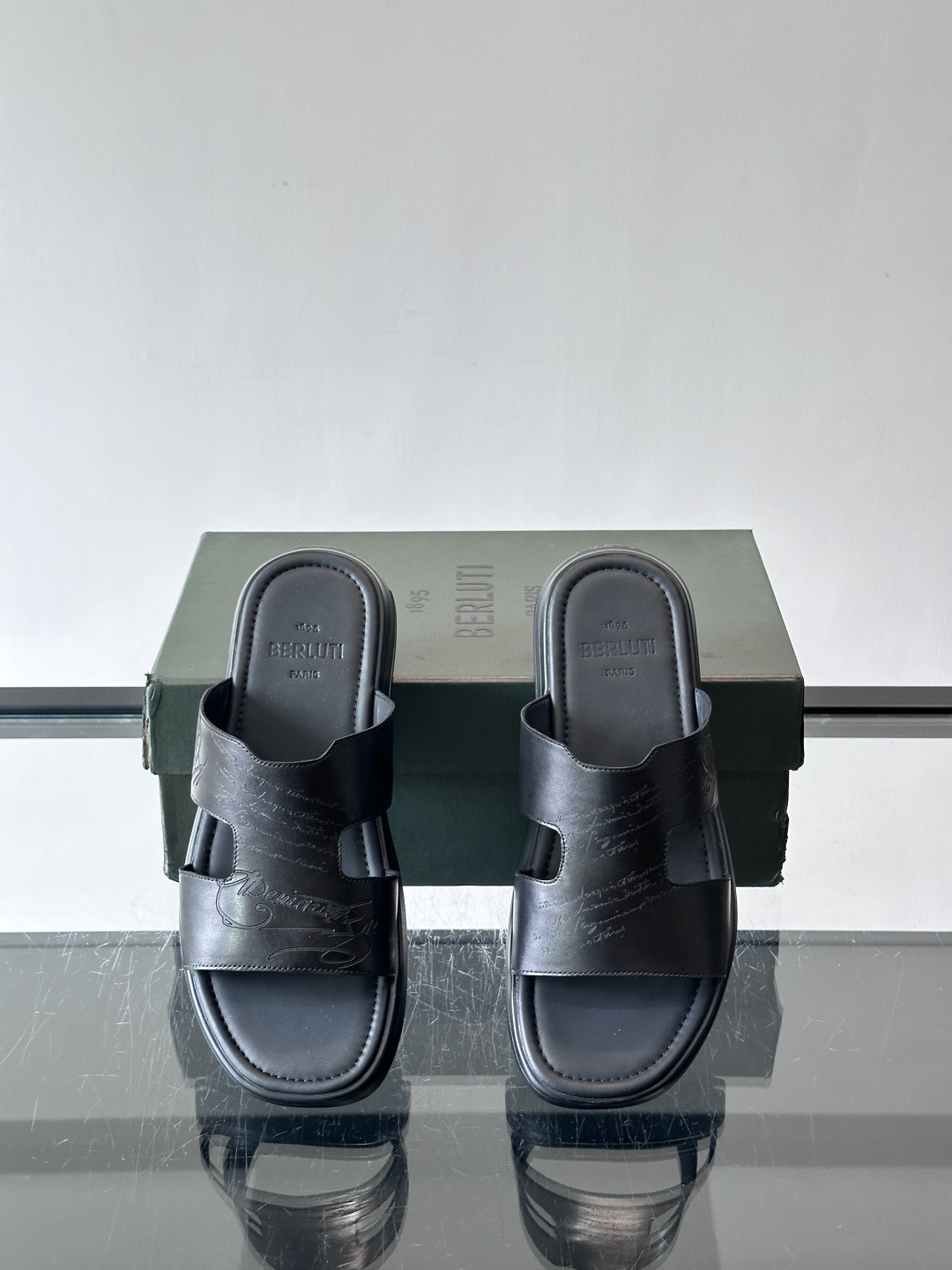berlut*男士凉鞋🩴拖鞋🥿，鞋面采用光滑皮革，搭配品牌标志性图案，辨识度超高✨。橡胶鞋底，防滑又舒适