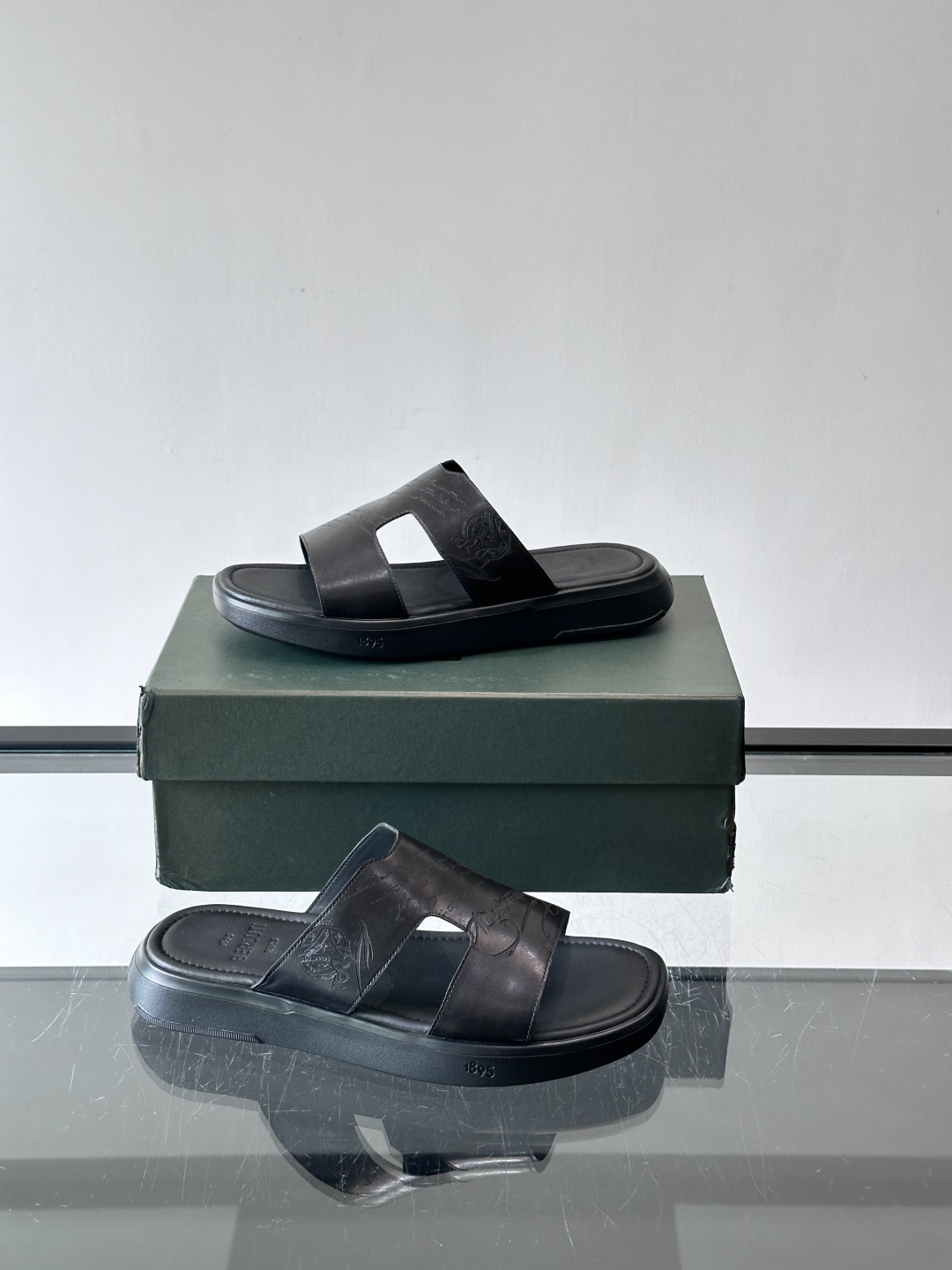 berlut*男士凉鞋🩴拖鞋🥿，鞋面采用光滑皮革，搭配品牌标志性图案，辨识度超高✨。橡胶鞋底，防滑又舒适