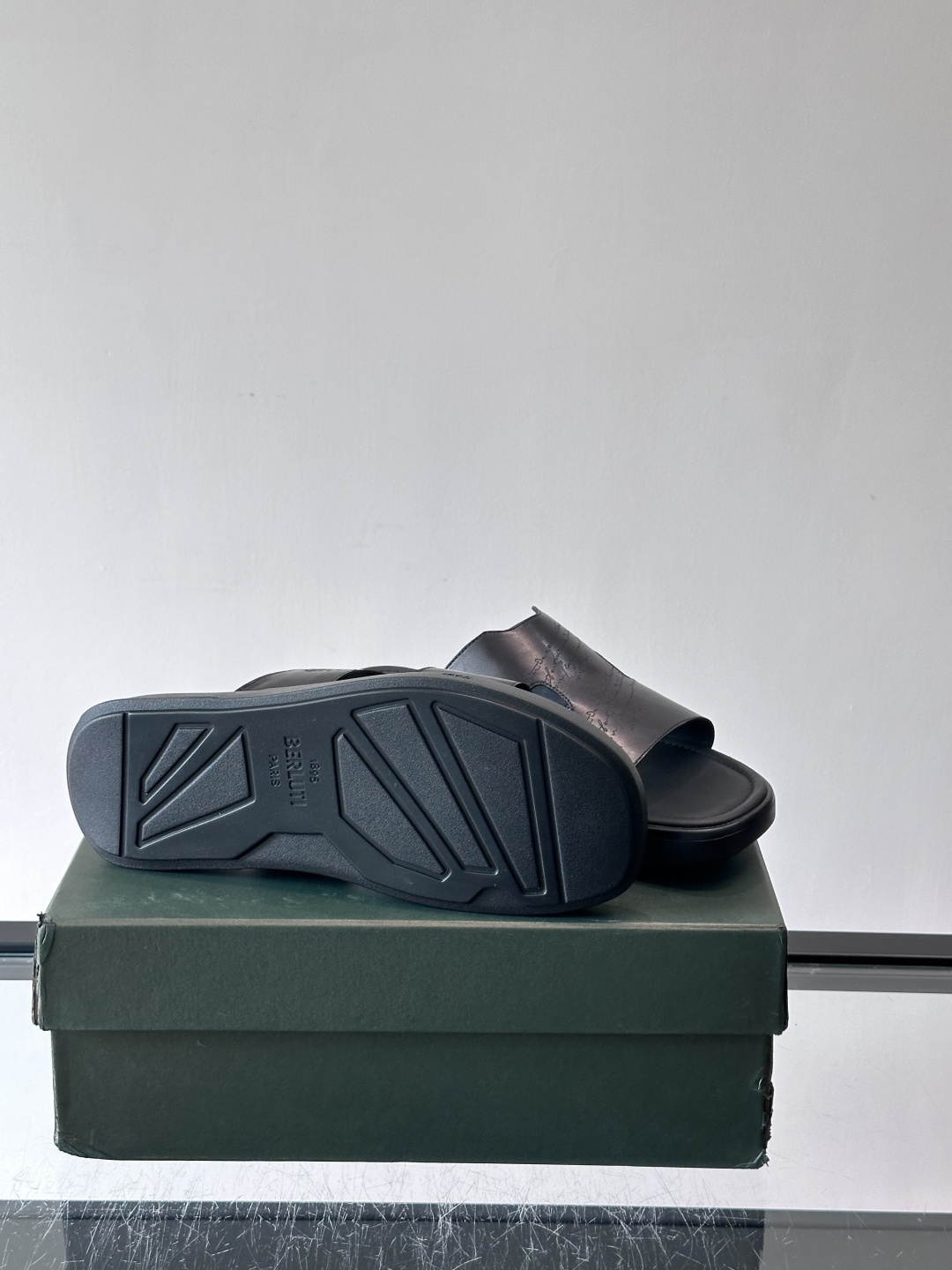 berlut*男士凉鞋🩴拖鞋🥿，鞋面采用光滑皮革，搭配品牌标志性图案，辨识度超高✨。橡胶鞋底，防滑又舒适