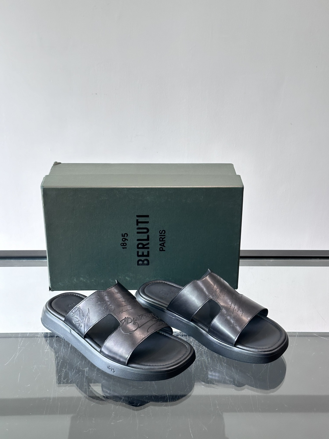berlut*男士凉鞋🩴拖鞋🥿，鞋面采用光滑皮革，搭配品牌标志性图案，辨识度超高✨。橡胶鞋底，防滑又舒适