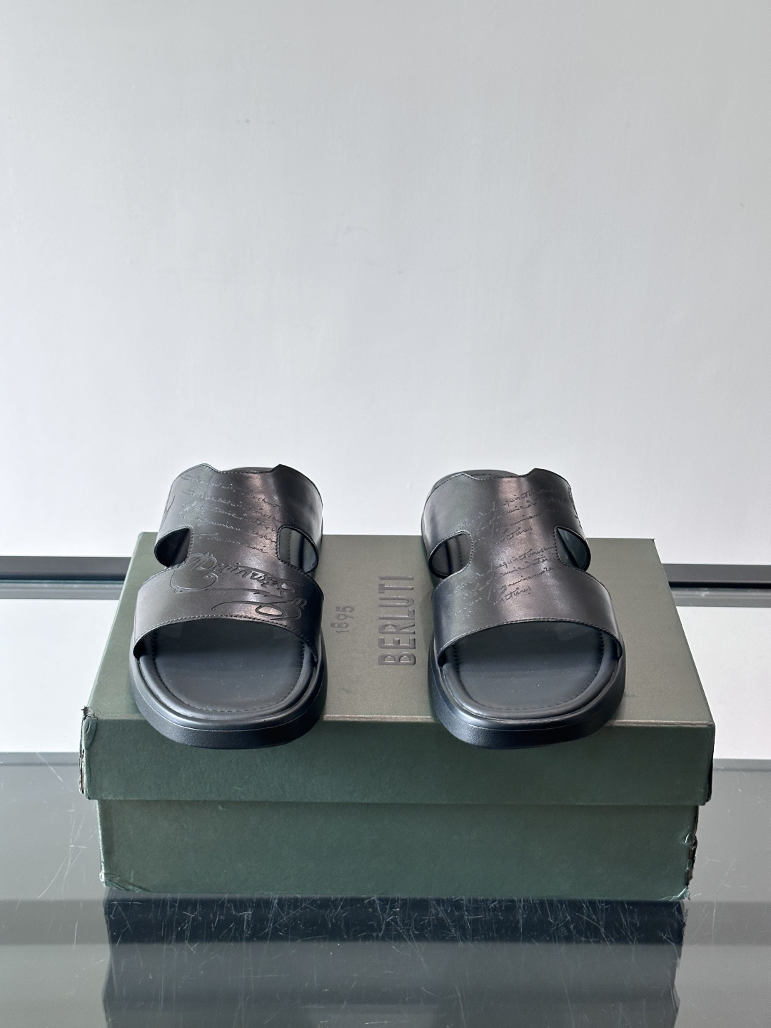 berlut*男士凉鞋🩴拖鞋🥿，鞋面采用光滑皮革，搭配品牌标志性图案，辨识度超高✨。橡胶鞋底，防滑又舒适