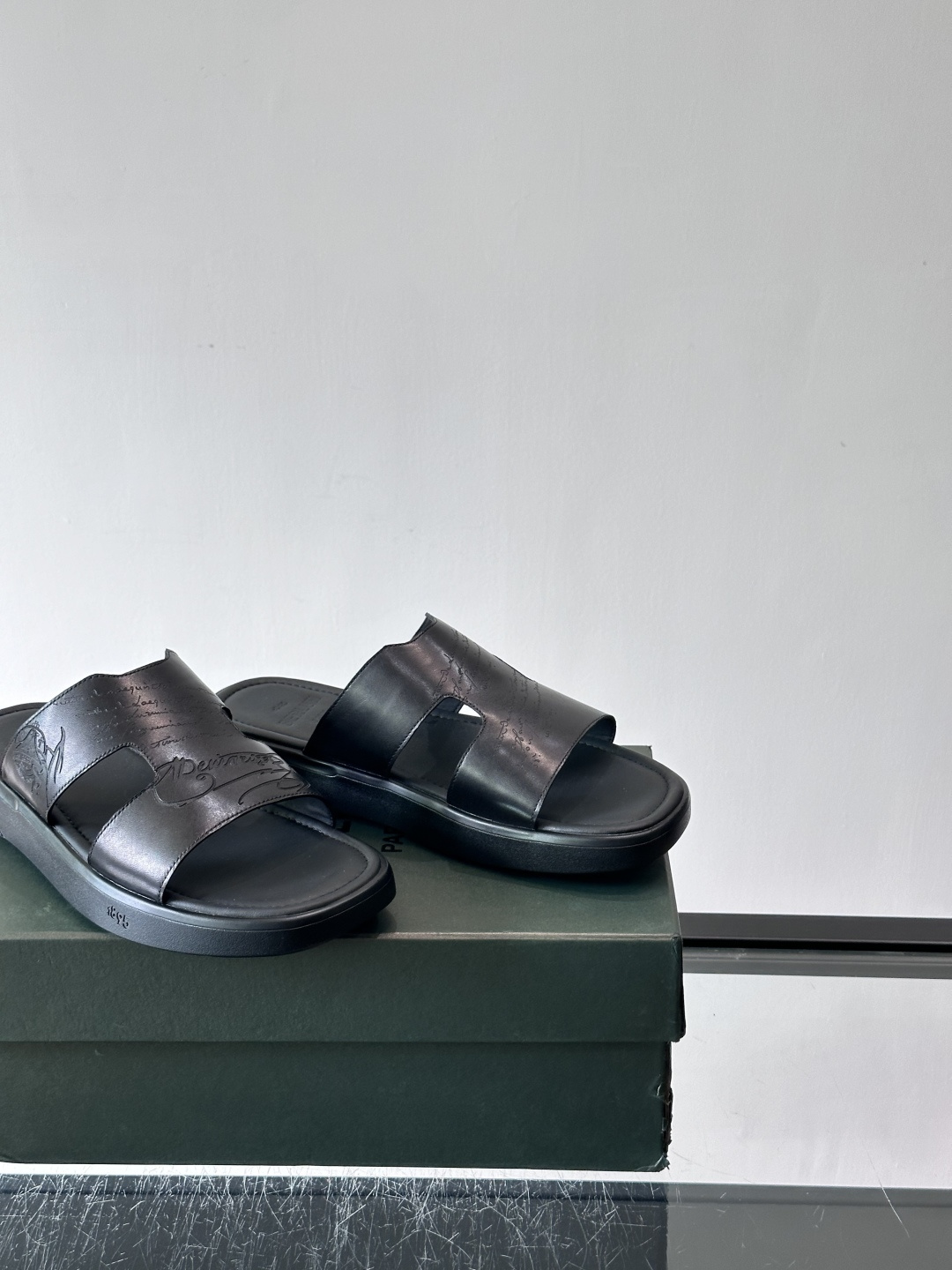 berlut*男士凉鞋🩴拖鞋🥿，鞋面采用光滑皮革，搭配品牌标志性图案，辨识度超高✨。橡胶鞋底，防滑又舒适