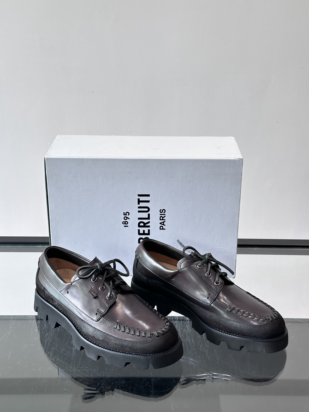 Berluti/布鲁提低帮休闲运动鞋 ，这款百搭的低帮运动鞋鞋面采用进口牛皮拼接打造，外侧饰有scrit