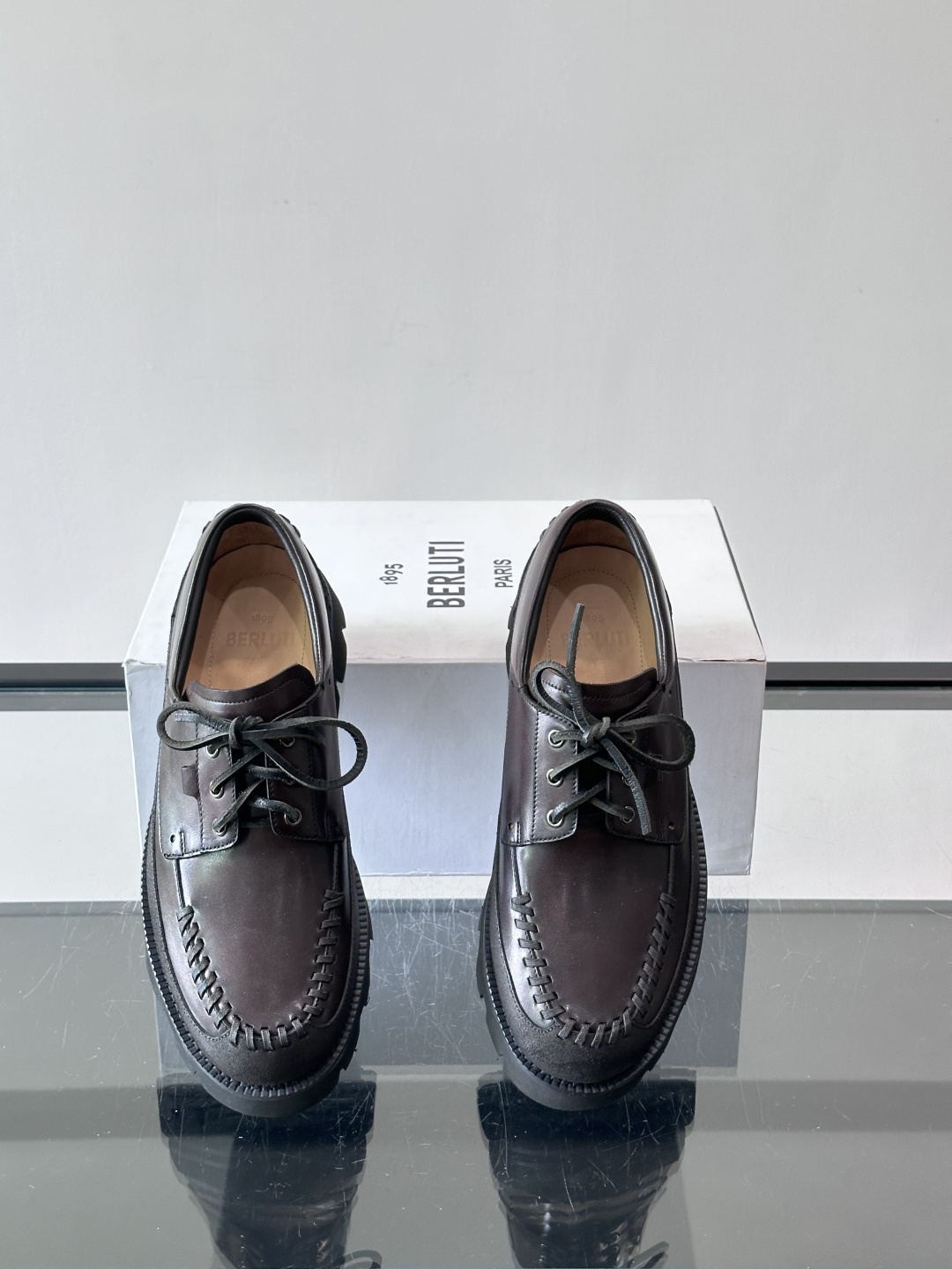 Berluti/布鲁提低帮休闲运动鞋 ，这款百搭的低帮运动鞋鞋面采用进口牛皮拼接打造，外侧饰有scrit