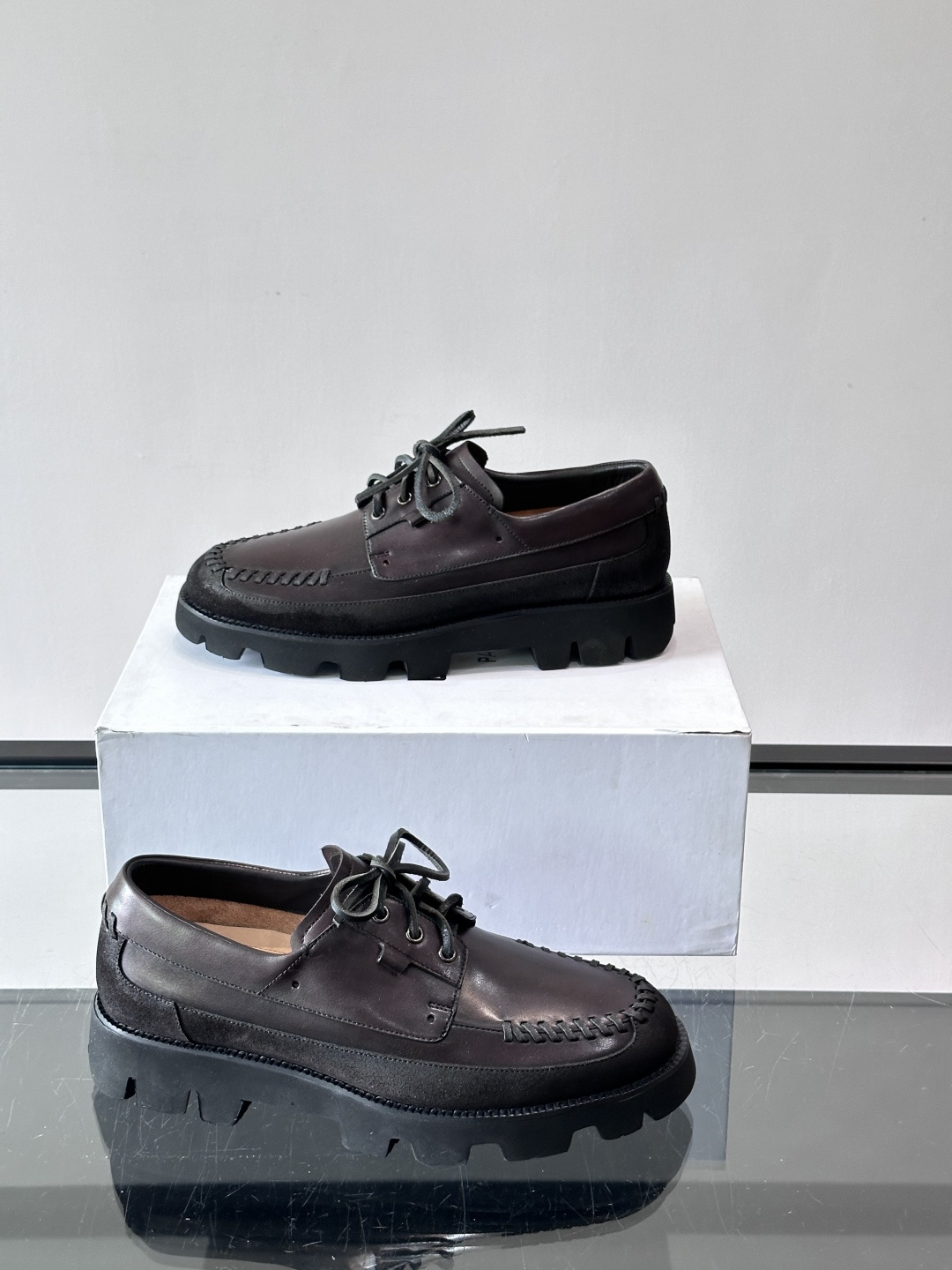 Berluti/布鲁提低帮休闲运动鞋 ，这款百搭的低帮运动鞋鞋面采用进口牛皮拼接打造，外侧饰有scrit