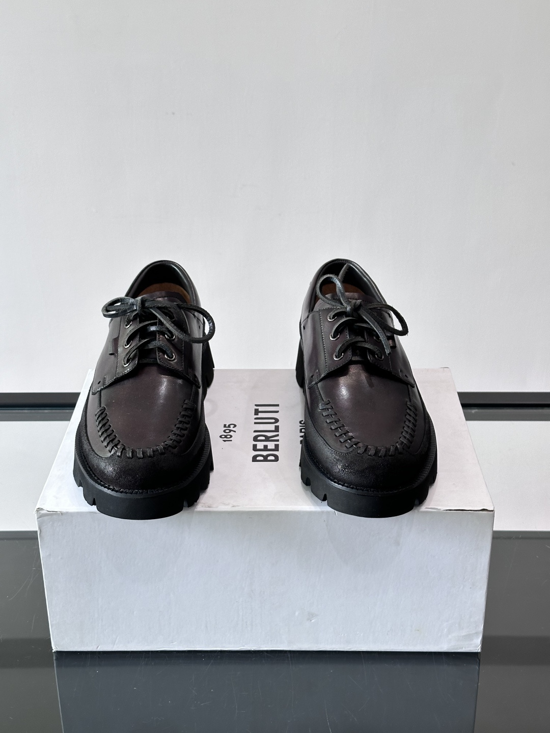 Berluti/布鲁提低帮休闲运动鞋 ，这款百搭的低帮运动鞋鞋面采用进口牛皮拼接打造，外侧饰有scrit