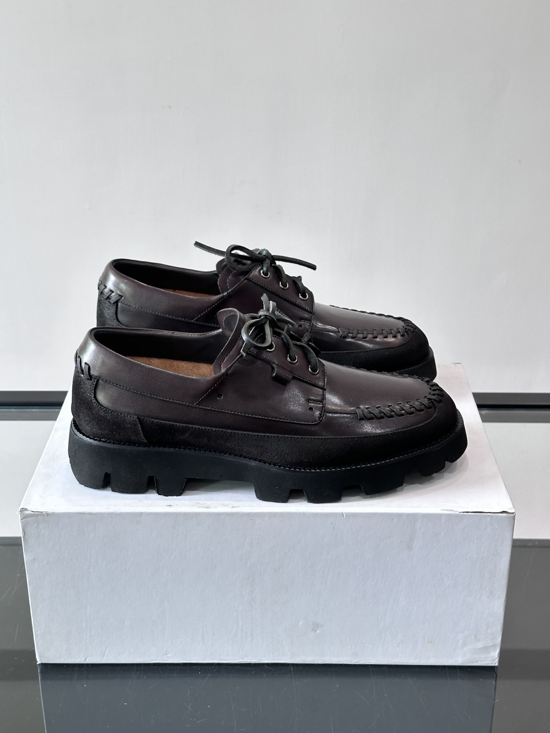 Berluti/布鲁提低帮休闲运动鞋 ，这款百搭的低帮运动鞋鞋面采用进口牛皮拼接打造，外侧饰有scrit