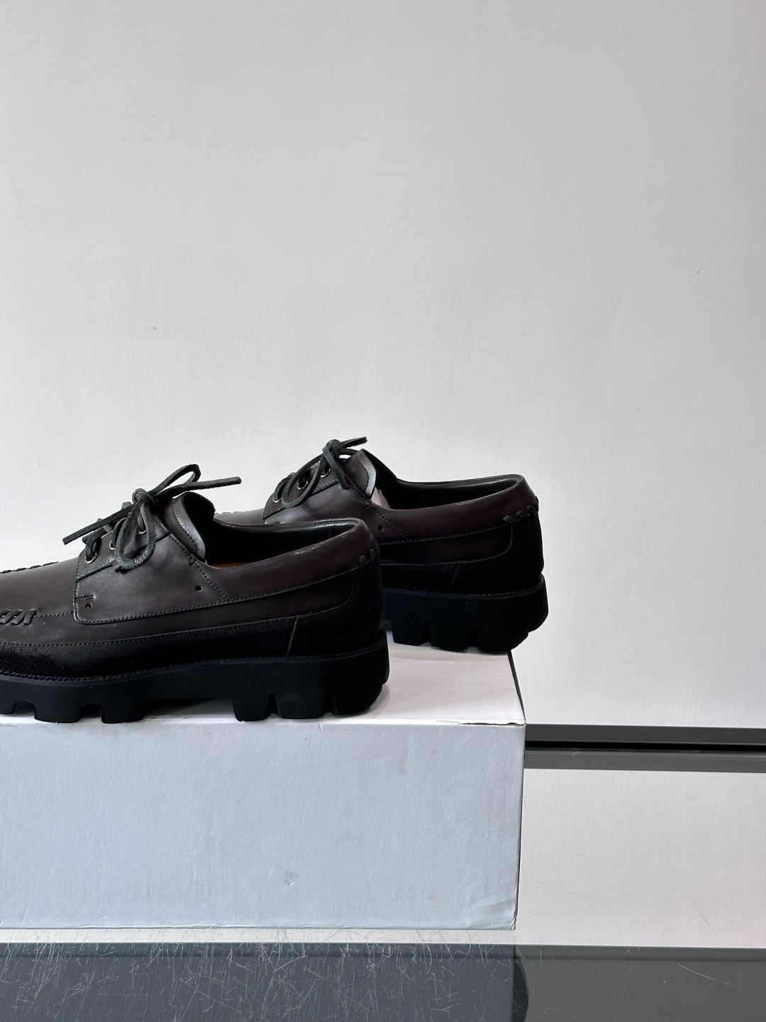 Berluti/布鲁提低帮休闲运动鞋 ，这款百搭的低帮运动鞋鞋面采用进口牛皮拼接打造，外侧饰有scrit