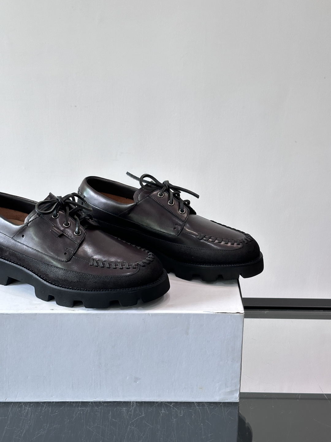 Berluti/布鲁提低帮休闲运动鞋 ，这款百搭的低帮运动鞋鞋面采用进口牛皮拼接打造，外侧饰有scrit