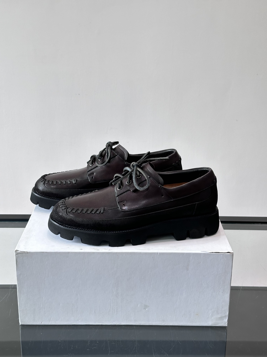 Berluti/布鲁提低帮休闲运动鞋 ，这款百搭的低帮运动鞋鞋面采用进口牛皮拼接打造，外侧饰有scrit