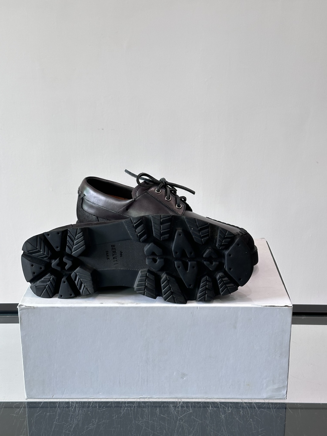 Berluti/布鲁提低帮休闲运动鞋 ，这款百搭的低帮运动鞋鞋面采用进口牛皮拼接打造，外侧饰有scrit