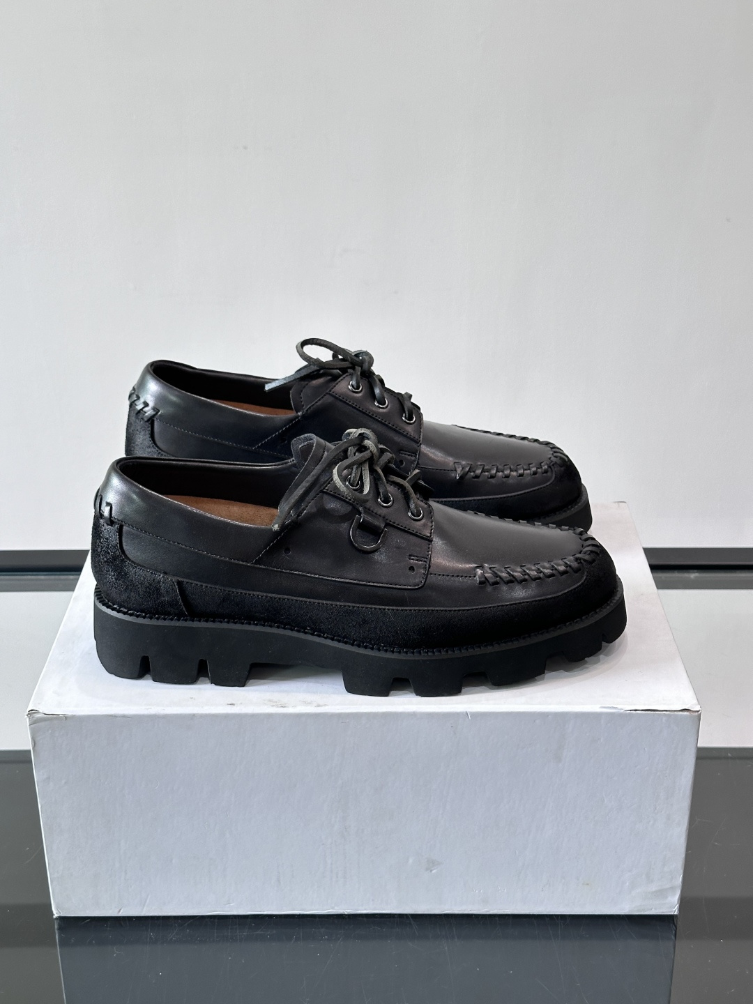 Berluti/布鲁提低帮休闲运动鞋 ，这款百搭的低帮运动鞋鞋面采用进口牛皮拼接打造，外侧饰有scrit