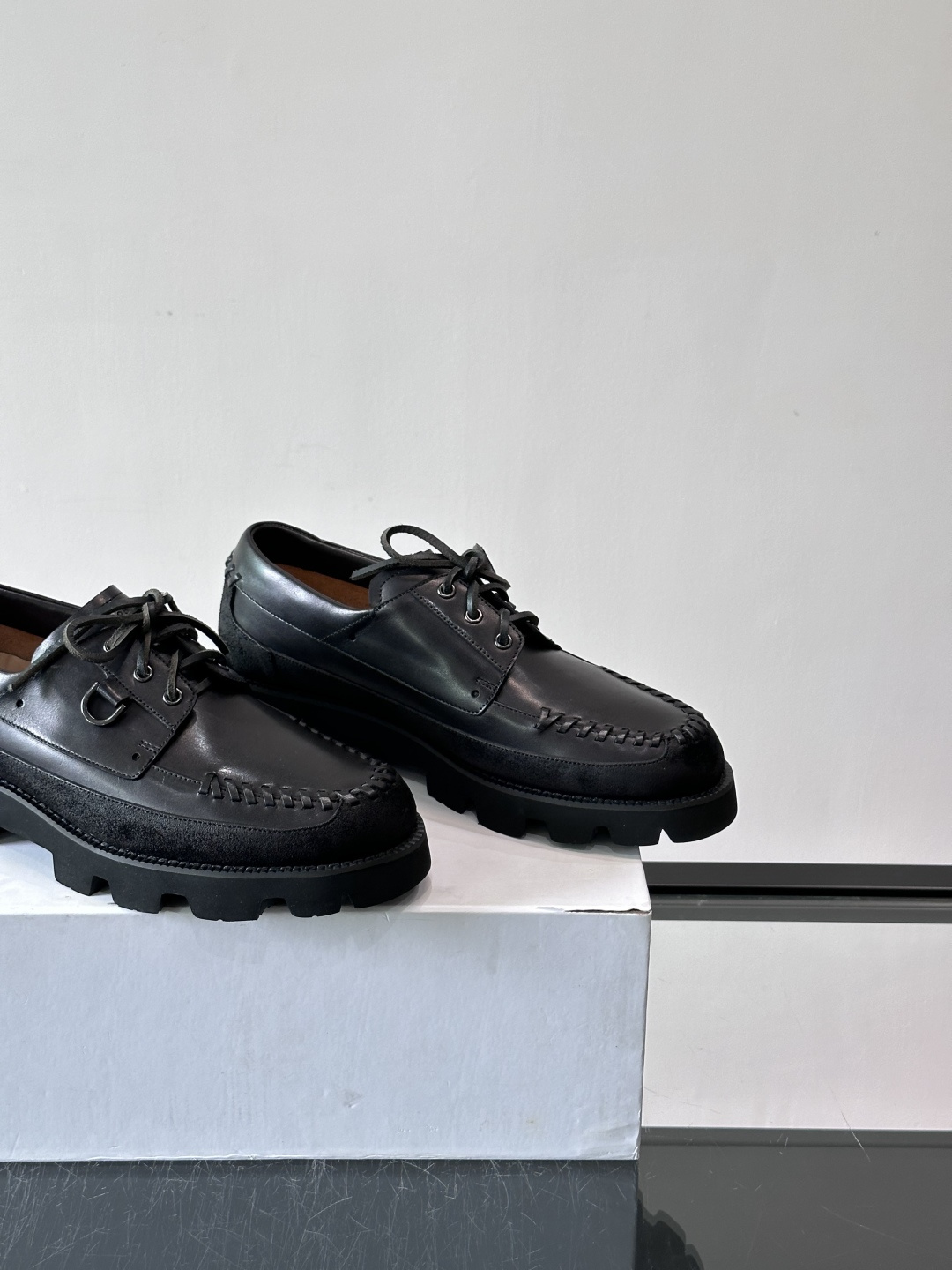 Berluti/布鲁提低帮休闲运动鞋 ，这款百搭的低帮运动鞋鞋面采用进口牛皮拼接打造，外侧饰有scrit