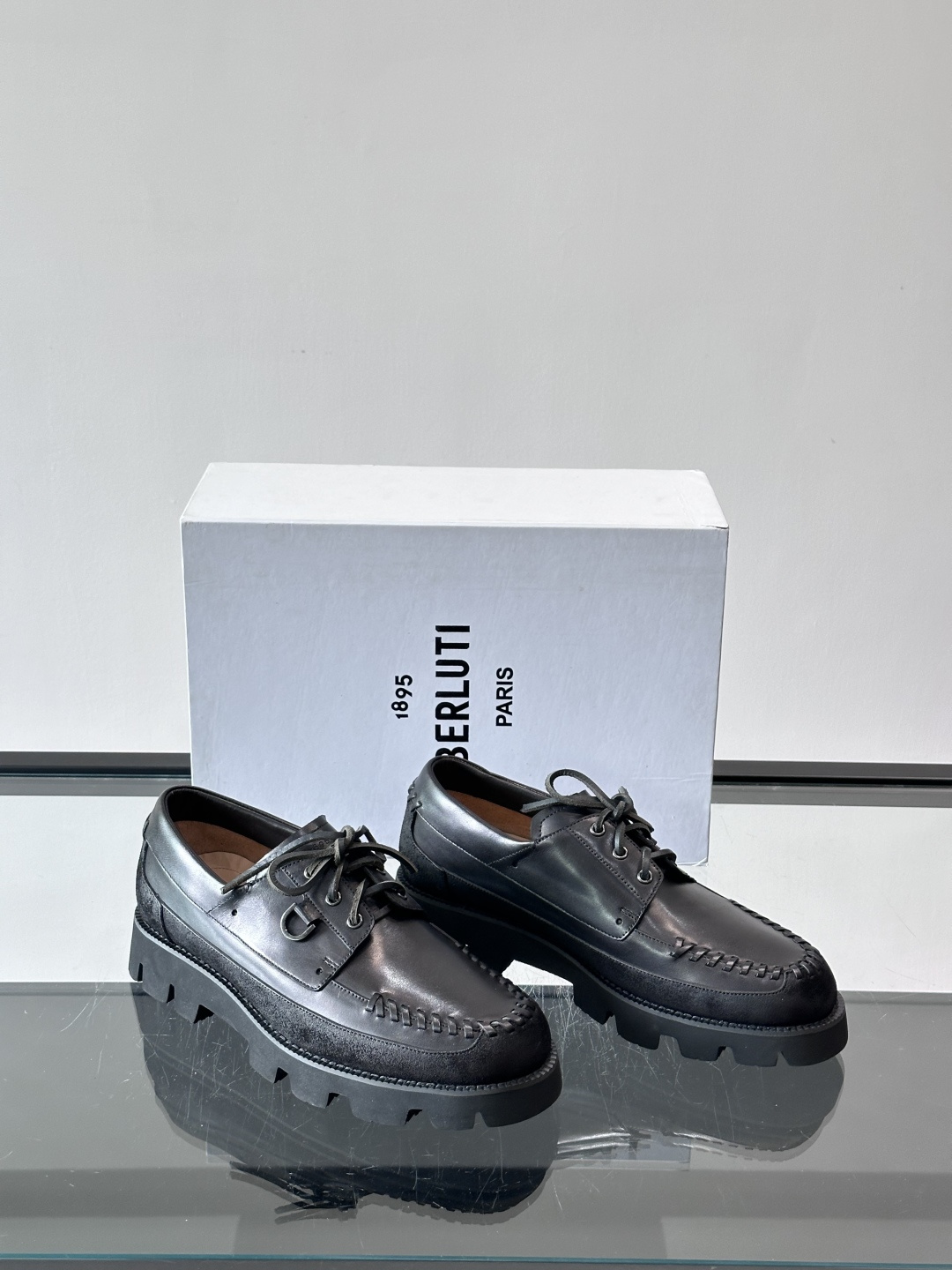 Berluti/布鲁提低帮休闲运动鞋 ，这款百搭的低帮运动鞋鞋面采用进口牛皮拼接打造，外侧饰有scrit