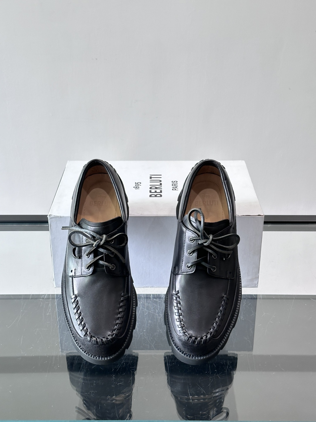 Berluti/布鲁提低帮休闲运动鞋 ，这款百搭的低帮运动鞋鞋面采用进口牛皮拼接打造，外侧饰有scrit