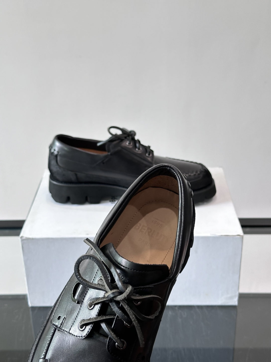 Berluti/布鲁提低帮休闲运动鞋 ，这款百搭的低帮运动鞋鞋面采用进口牛皮拼接打造，外侧饰有scrit