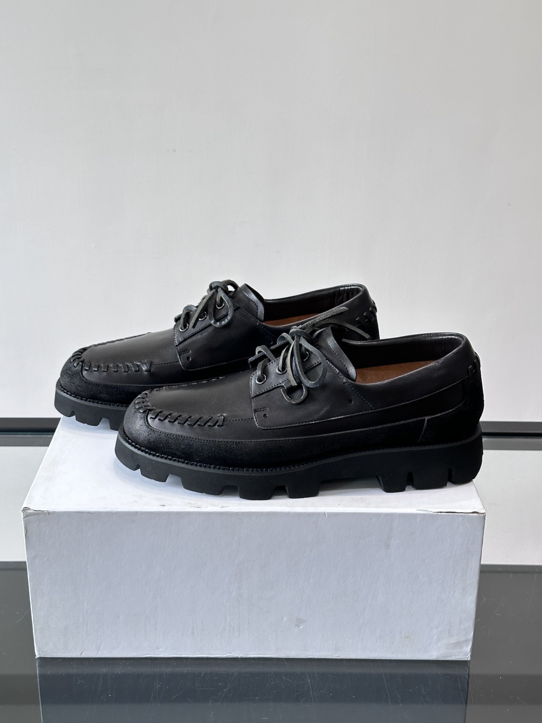 Berluti/布鲁提低帮休闲运动鞋 ，这款百搭的低帮运动鞋鞋面采用进口牛皮拼接打造，外侧饰有scrit