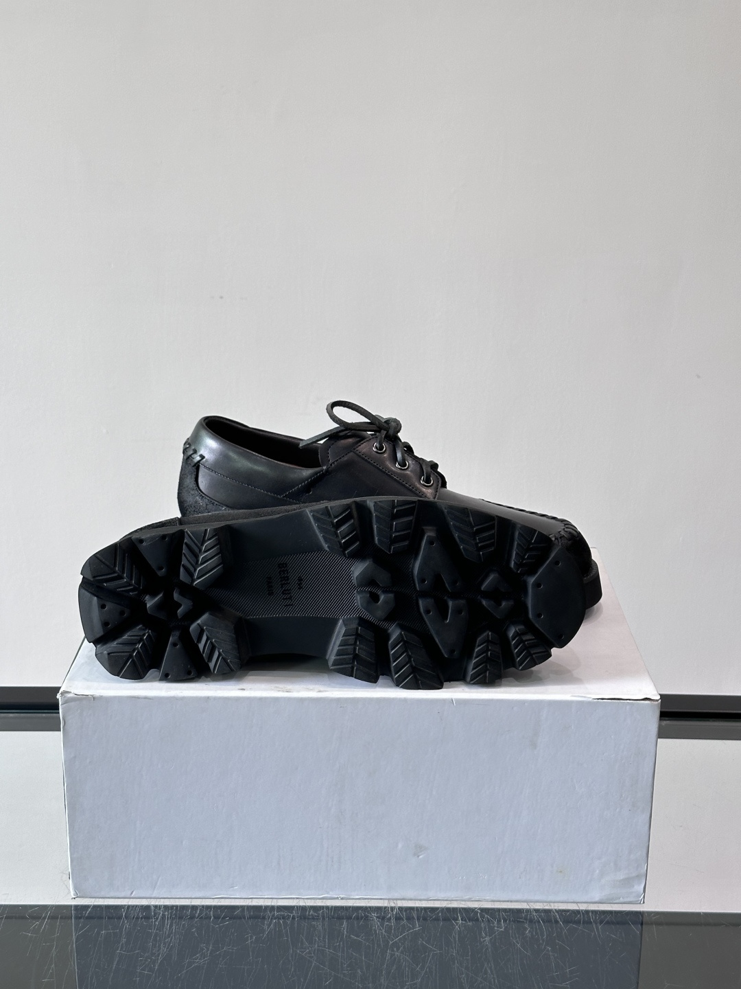 Berluti/布鲁提低帮休闲运动鞋 ，这款百搭的低帮运动鞋鞋面采用进口牛皮拼接打造，外侧饰有scrit