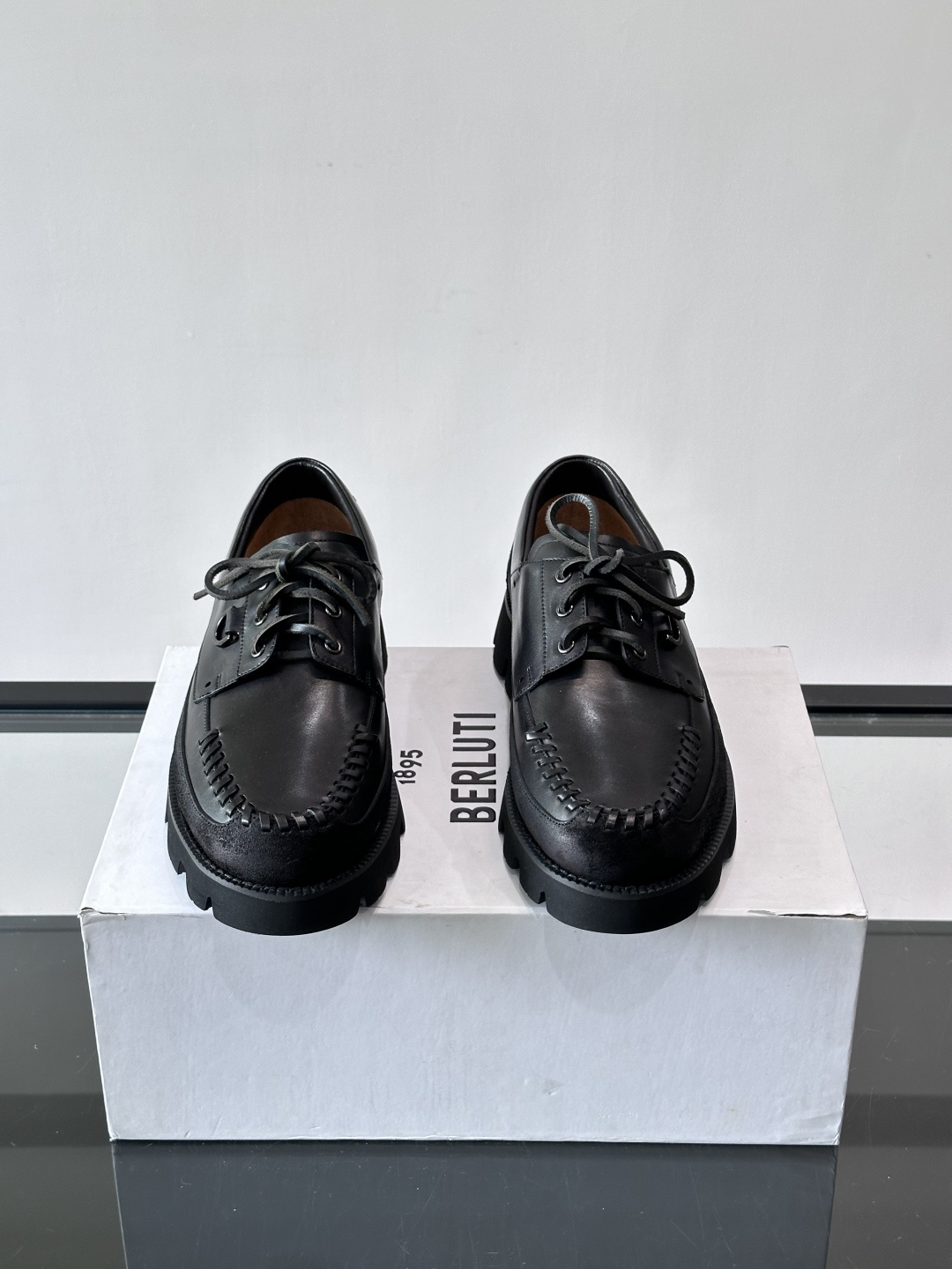 Berluti/布鲁提低帮休闲运动鞋 ，这款百搭的低帮运动鞋鞋面采用进口牛皮拼接打造，外侧饰有scrit