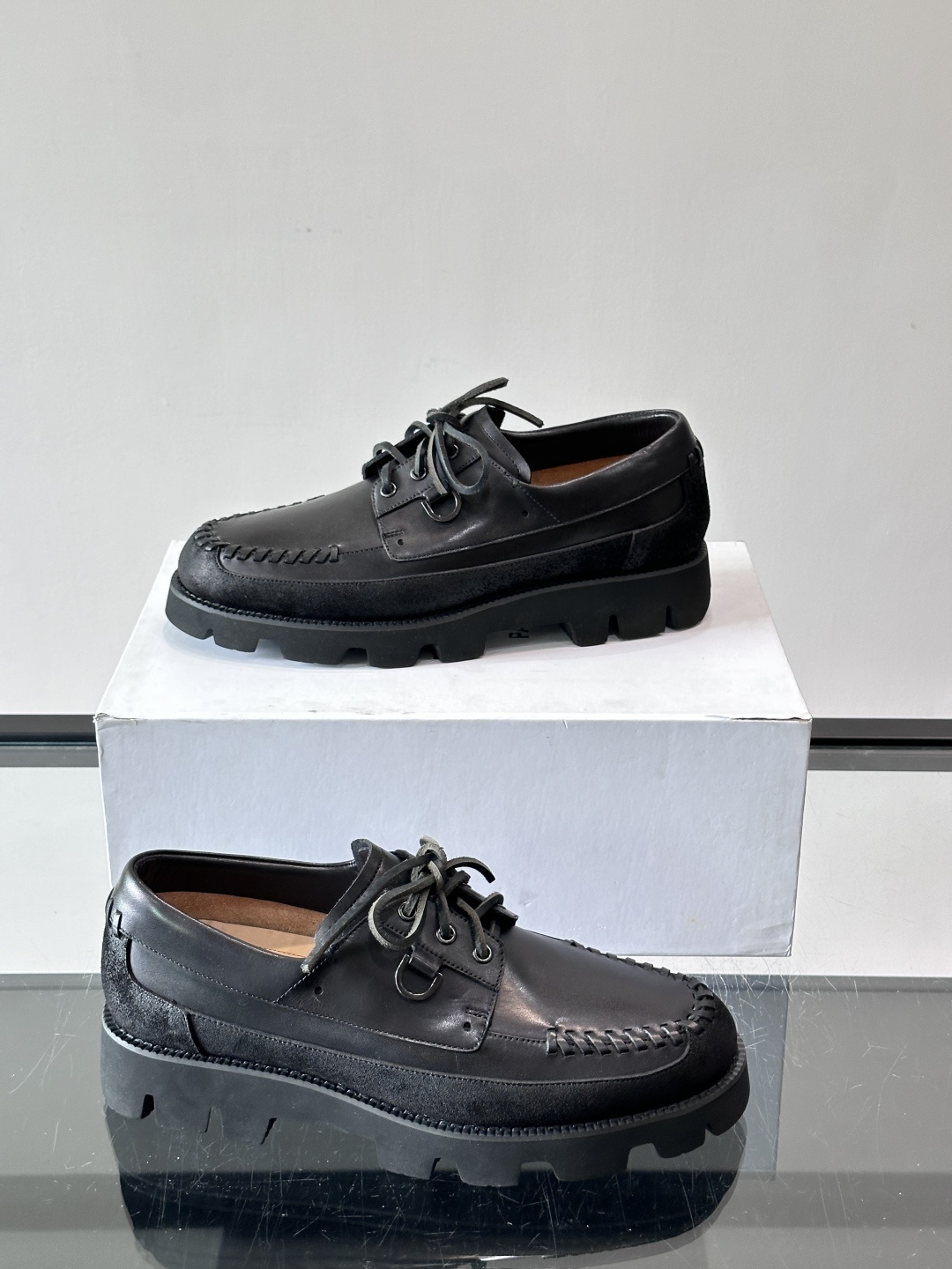 Berluti/布鲁提低帮休闲运动鞋 ，这款百搭的低帮运动鞋鞋面采用进口牛皮拼接打造，外侧饰有scrit