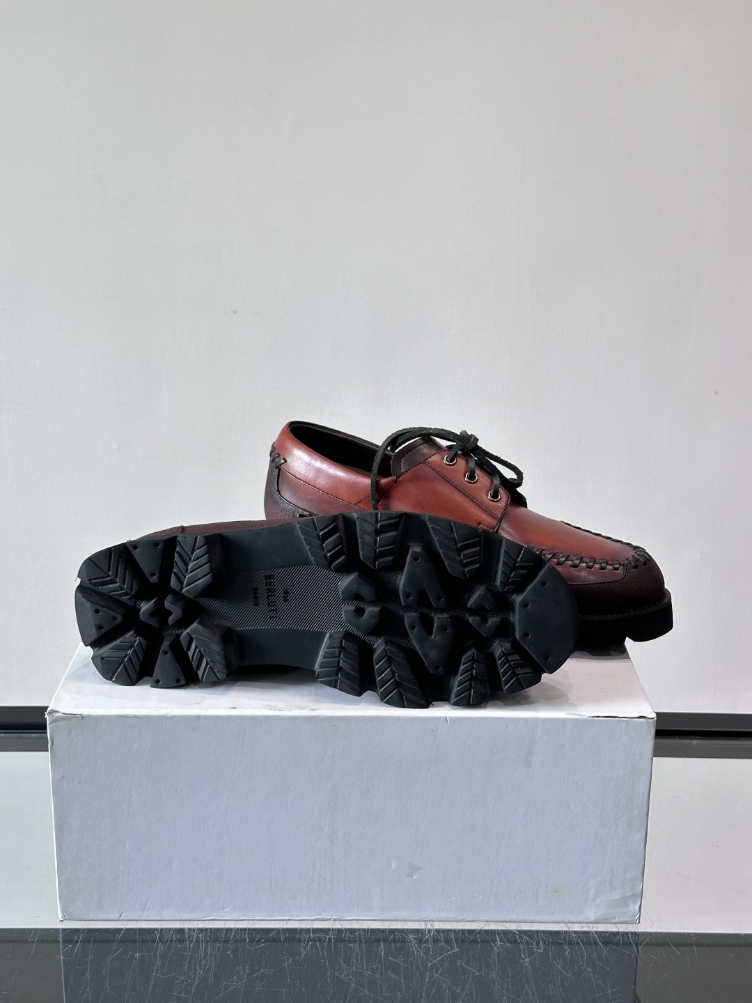 Berluti/布鲁提低帮休闲运动鞋 ，这款百搭的低帮运动鞋鞋面采用进口牛皮拼接打造，外侧饰有scrit