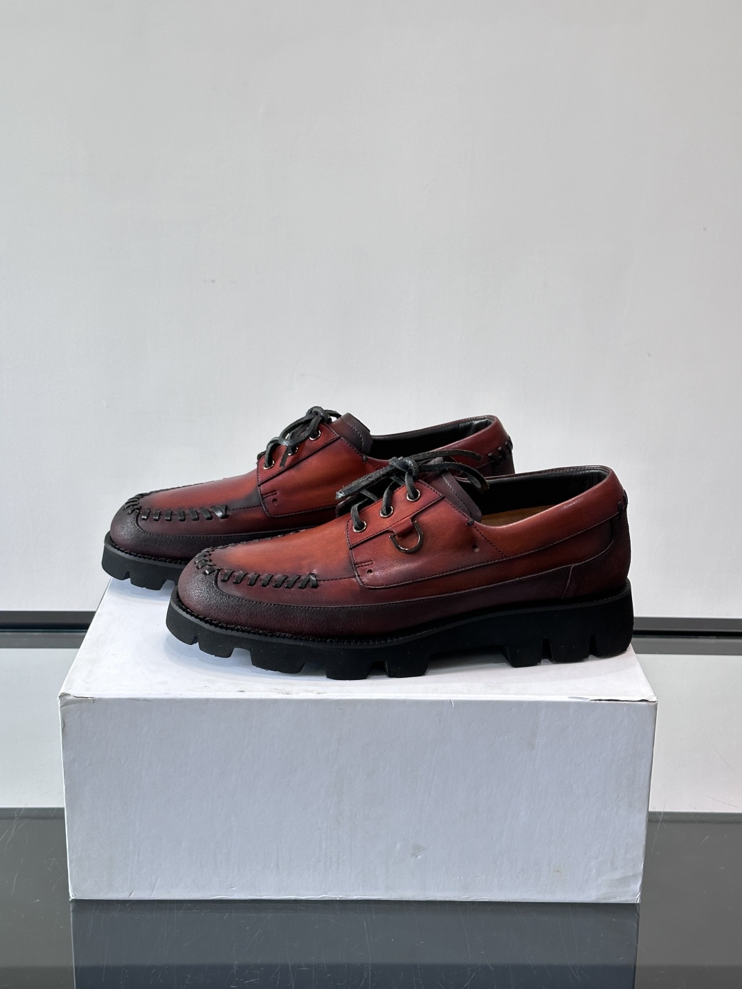 Berluti/布鲁提低帮休闲运动鞋 ，这款百搭的低帮运动鞋鞋面采用进口牛皮拼接打造，外侧饰有scrit