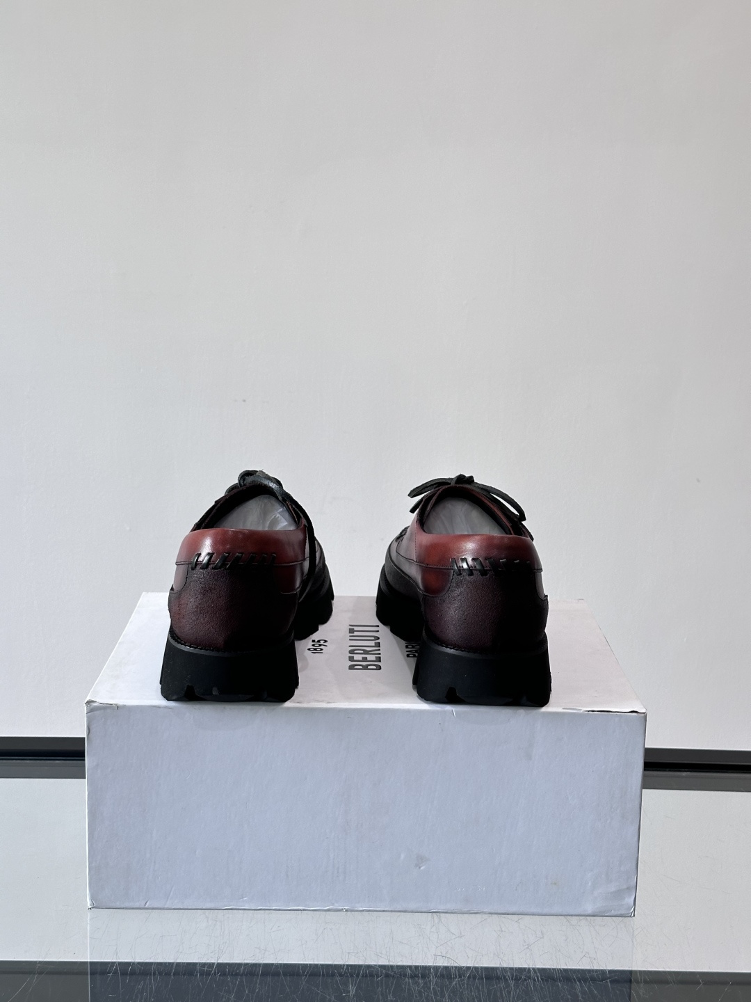 Berluti/布鲁提低帮休闲运动鞋 ，这款百搭的低帮运动鞋鞋面采用进口牛皮拼接打造，外侧饰有scrit