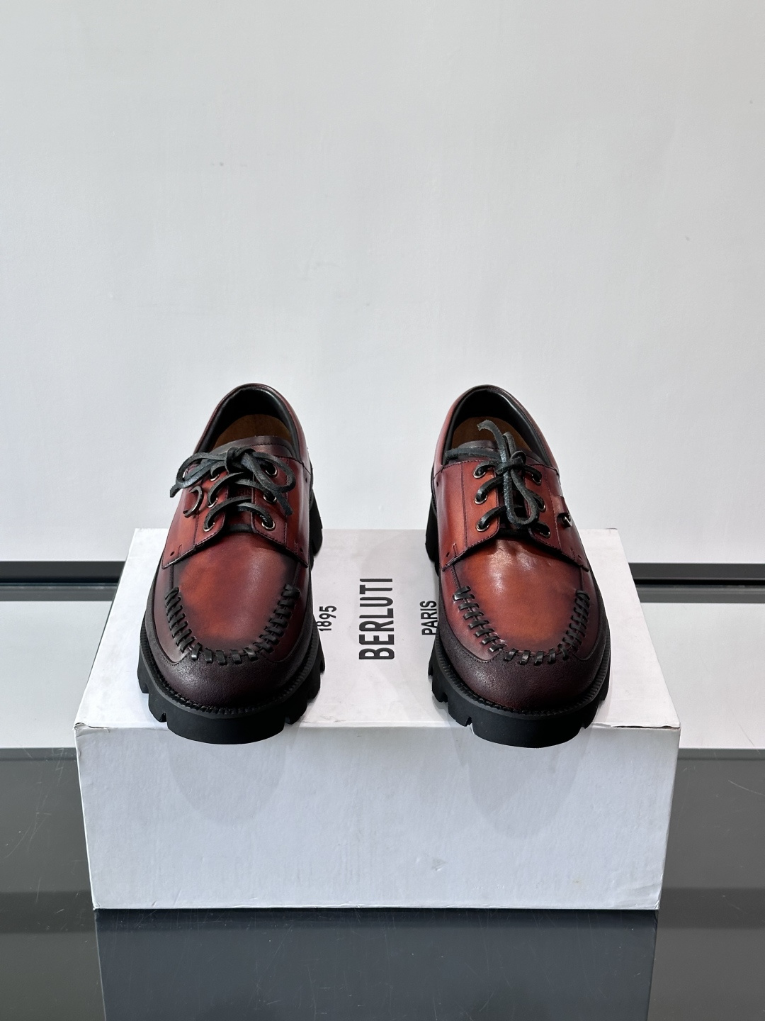 Berluti/布鲁提低帮休闲运动鞋 ，这款百搭的低帮运动鞋鞋面采用进口牛皮拼接打造，外侧饰有scrit