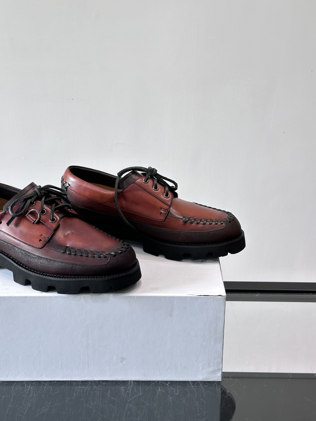 Berluti/布鲁提低帮休闲运动鞋 ，这款百搭的低帮运动鞋鞋面采用进口牛皮拼接打造，外侧饰有scrit