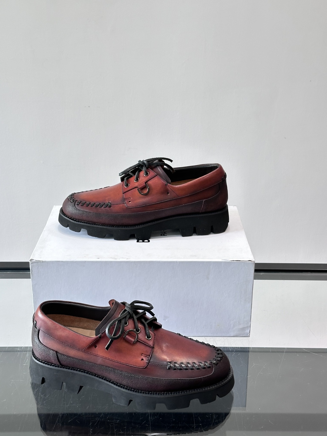 Berluti/布鲁提低帮休闲运动鞋 ，这款百搭的低帮运动鞋鞋面采用进口牛皮拼接打造，外侧饰有scrit