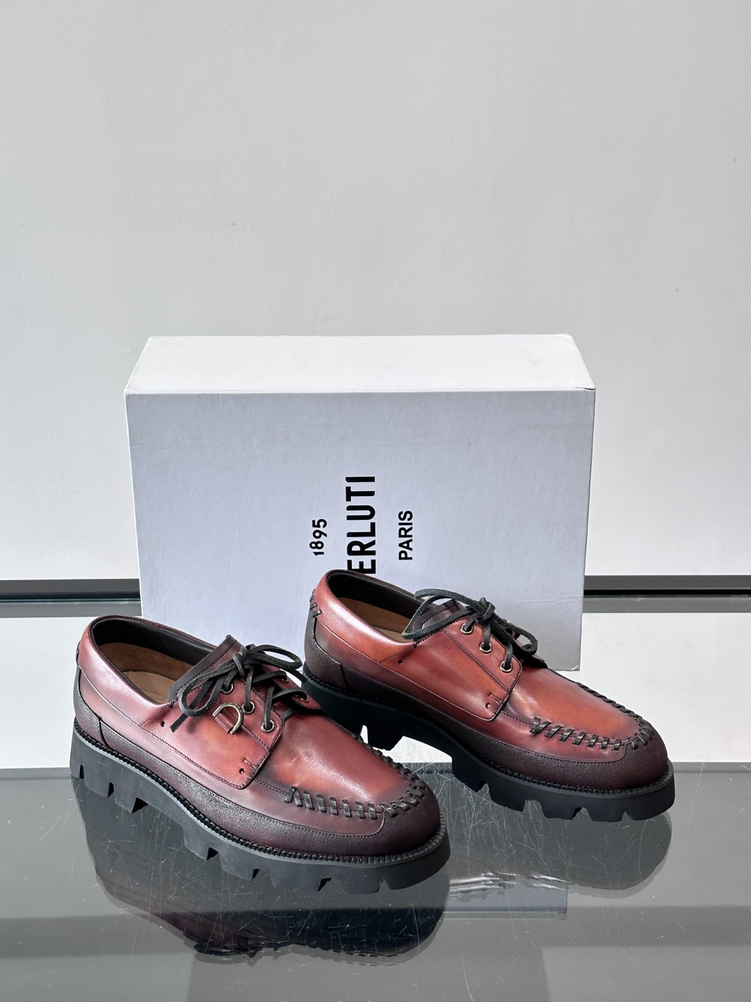 Berluti/布鲁提低帮休闲运动鞋 ，这款百搭的低帮运动鞋鞋面采用进口牛皮拼接打造，外侧饰有scrit