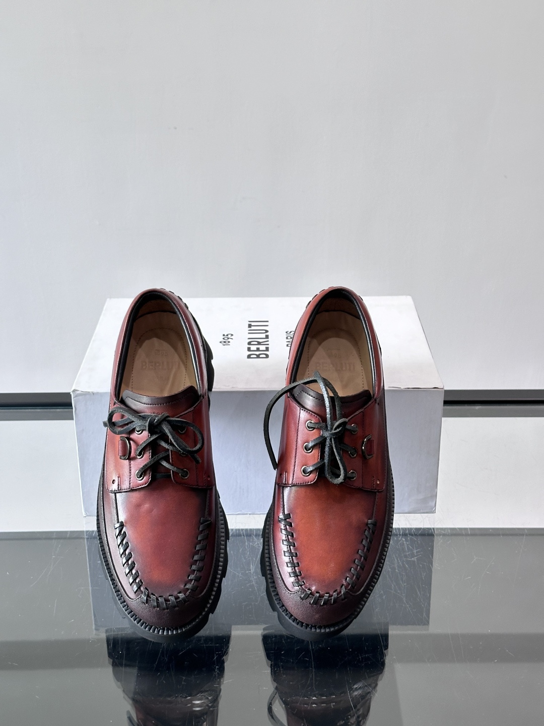 Berluti/布鲁提低帮休闲运动鞋 ，这款百搭的低帮运动鞋鞋面采用进口牛皮拼接打造，外侧饰有scrit