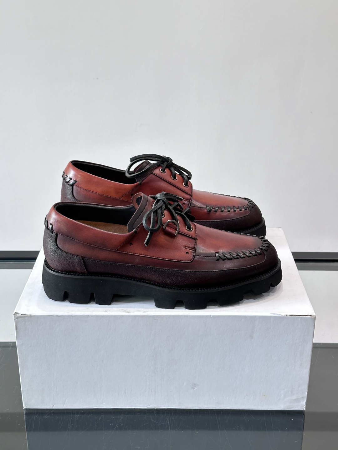 Berluti/布鲁提低帮休闲运动鞋 ，这款百搭的低帮运动鞋鞋面采用进口牛皮拼接打造，外侧饰有scrit