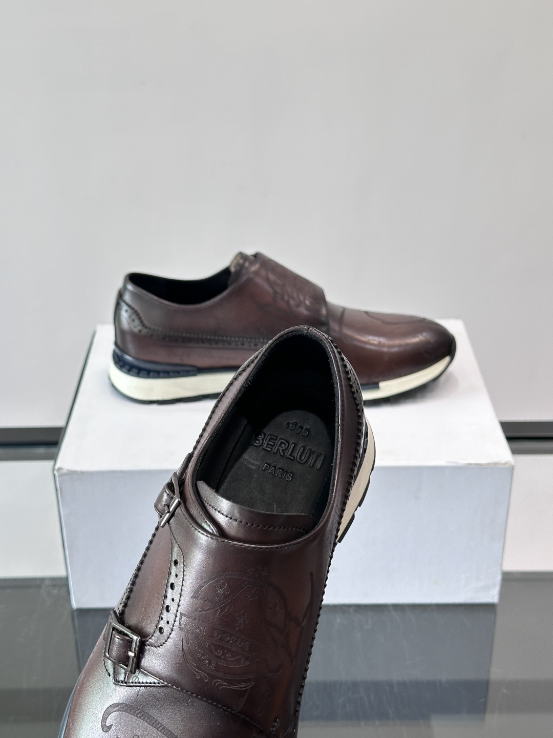 Berluti/布鲁提低帮休闲运动鞋 ，这款百搭的低帮运动鞋鞋面采用进口牛皮拼接打造，外侧饰有scrit