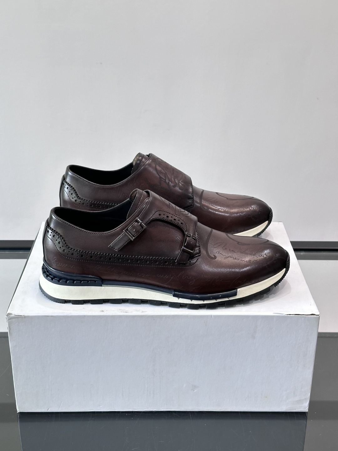 Berluti/布鲁提低帮休闲运动鞋 ，这款百搭的低帮运动鞋鞋面采用进口牛皮拼接打造，外侧饰有scrit