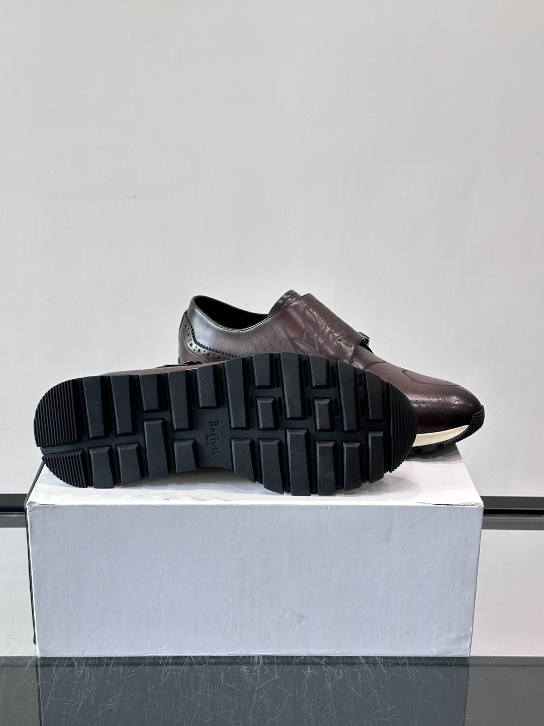 Berluti/布鲁提低帮休闲运动鞋 ，这款百搭的低帮运动鞋鞋面采用进口牛皮拼接打造，外侧饰有scrit