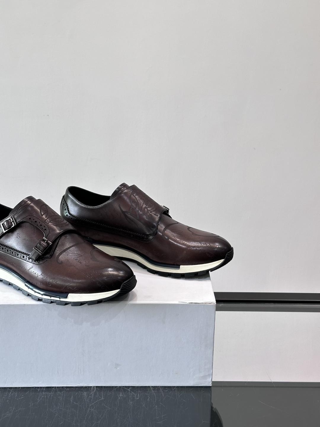 Berluti/布鲁提低帮休闲运动鞋 ，这款百搭的低帮运动鞋鞋面采用进口牛皮拼接打造，外侧饰有scrit